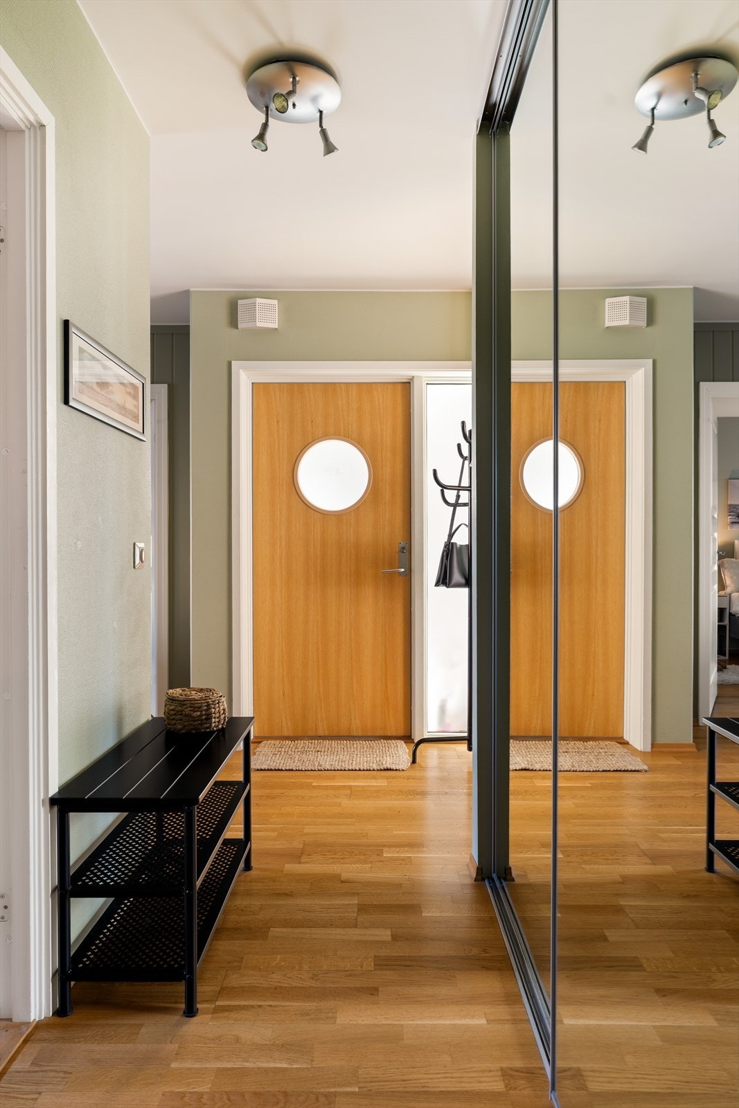 Gang / entre med praktisk skyvedørsgarderobe i speil. Galleribilde