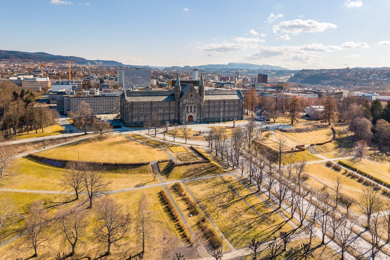 Gløshaugen ligger kun et steinkast fra boligen, noe som gir beliggenhet utmerket for studenter. Galleribilde