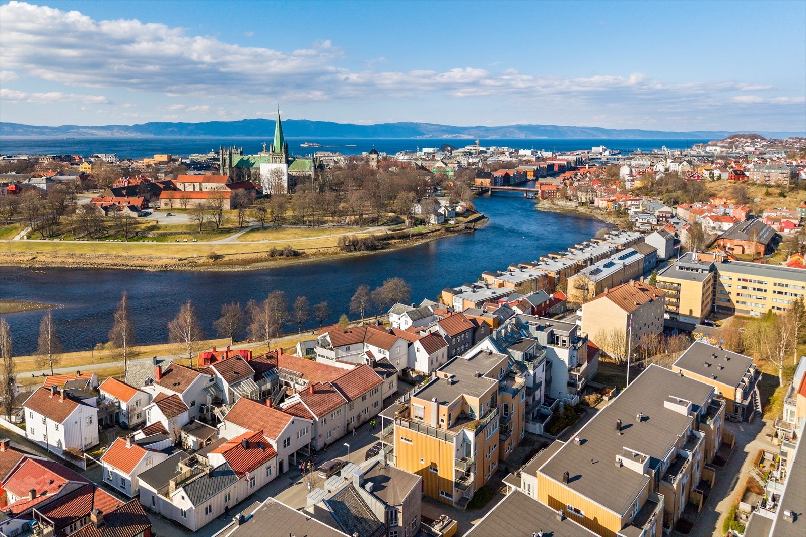 Sameiets fellestomt er flott opparbeidet med steinbelagte gangstier, hekk og prydbusker. Det er også mulig å dyrke egne grønnsaker i sameiets plantekasser. Galleribilde