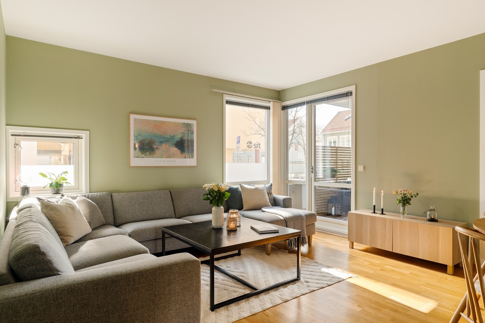 Moderne standard og romslige oppholdsrom er gjennomgående for leiligheten. Galleribilde