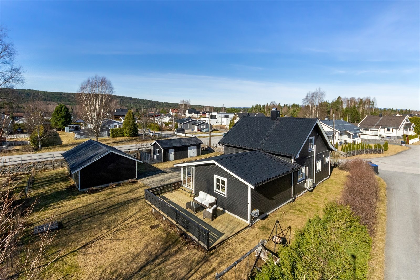 Beliggenheten i et stille og trygt nabolag på Hanstad, med gangavstand til skole, barnehage og dagligvare, gjør dette til et ideelt hjem for familien. Galleribilde