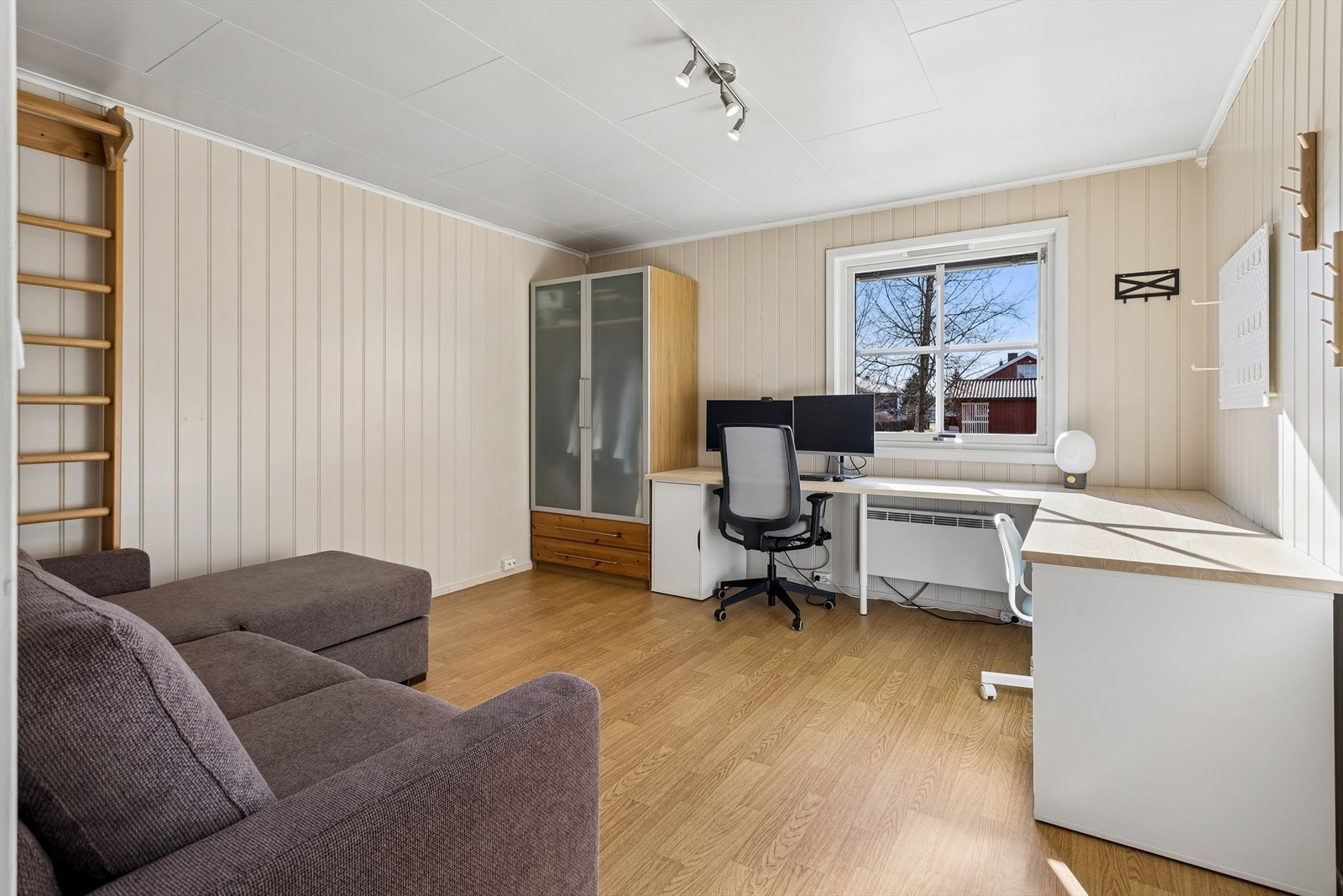 Fleksibelt rom i første etasje, ideelt som soverom, kontor eller gjesterom. Galleribilde