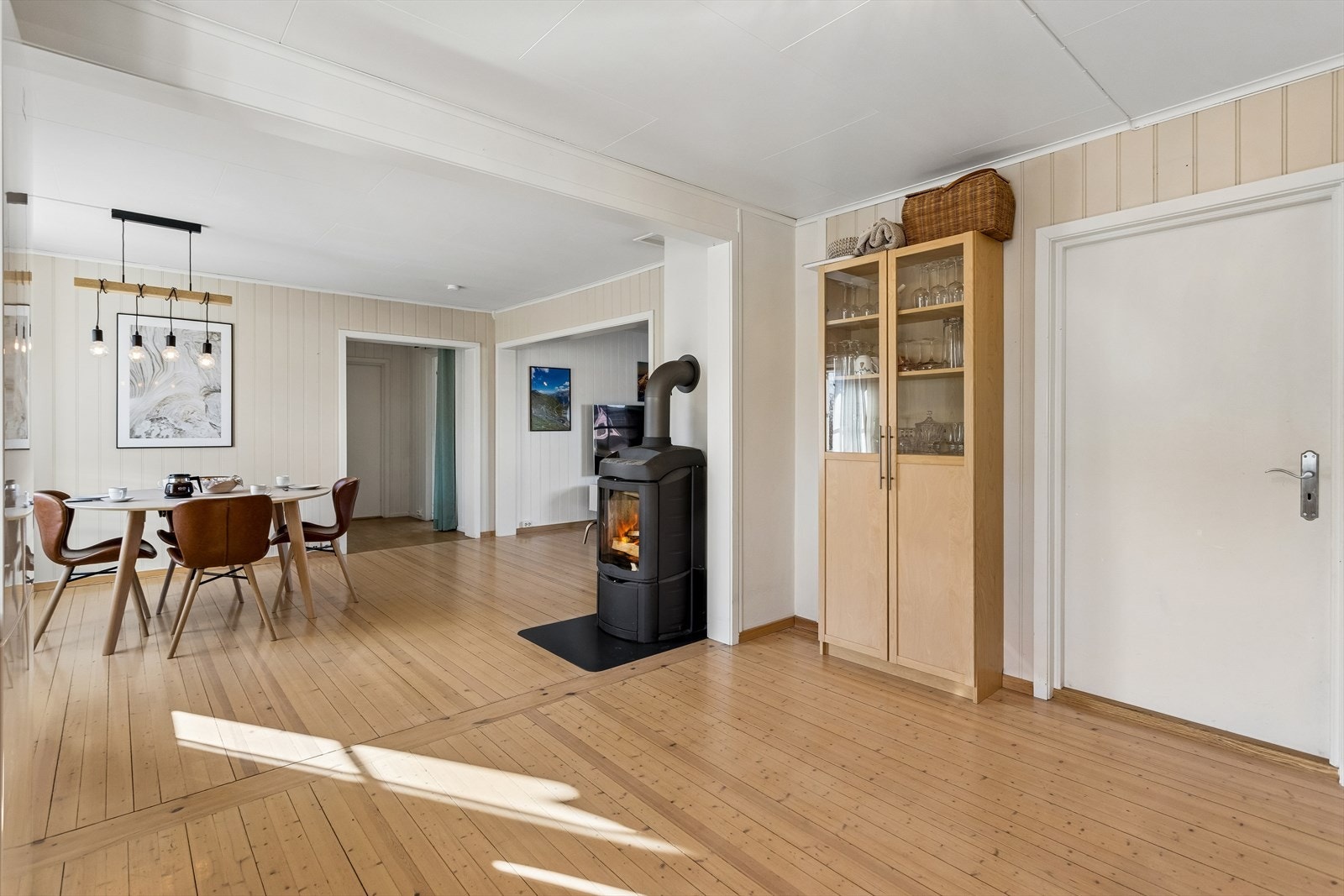 Vedovnen i overgangen mellom kjøkken og spisestue gir både hygge og en alternativ varmekilde. Galleribilde