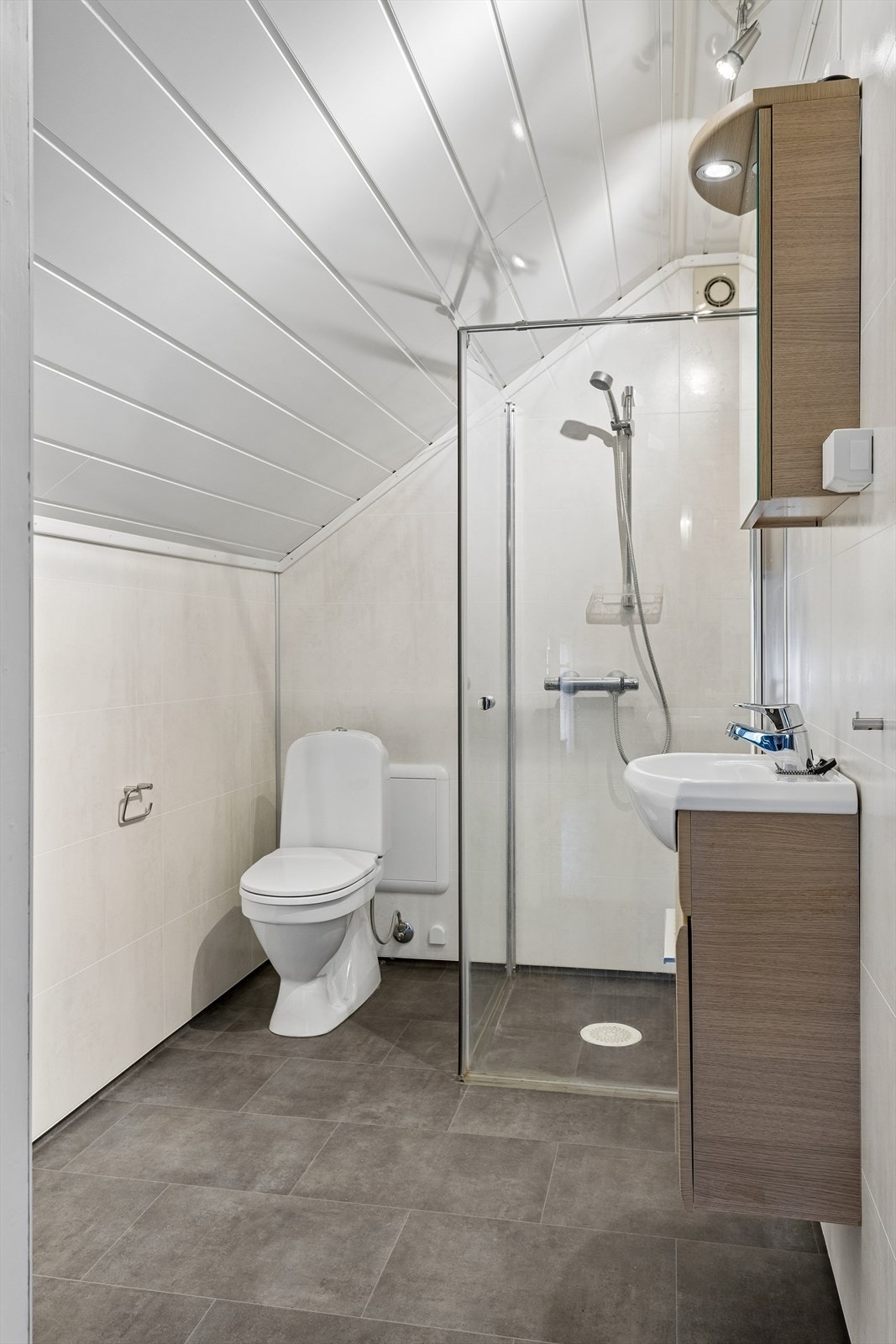 Badet i andre etasje ble modernisert i 2016 og har elektrisk gulvvarme, våtromsplater på vegg og dusjvegg med glassdør. Galleribilde