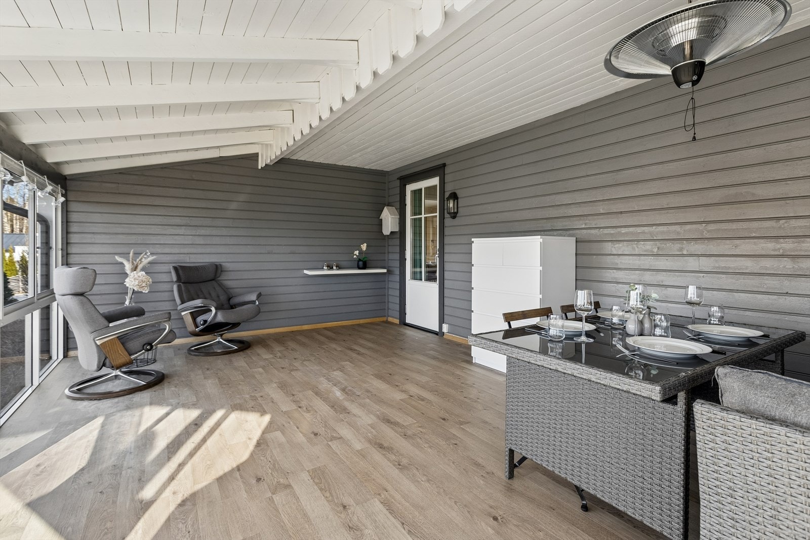 Den innglassede verandaen på 22 m² fra 2014 gir et ekstra oppholdsrom. Fasadeendring med innglassing er ikke byggemeldt, utvidelse av tak er inntegnet i godkjente tegninger. Galleribilde