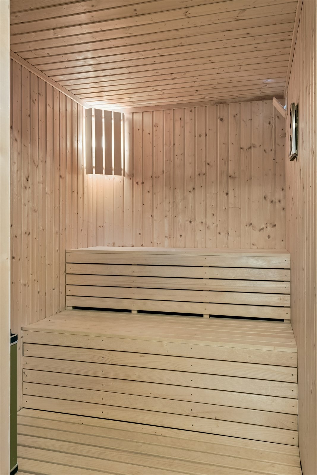 Fra badet i kjelleren er det adkomst til en badstue fra 2012 med elektrisk Tylø-ovn. Galleribilde