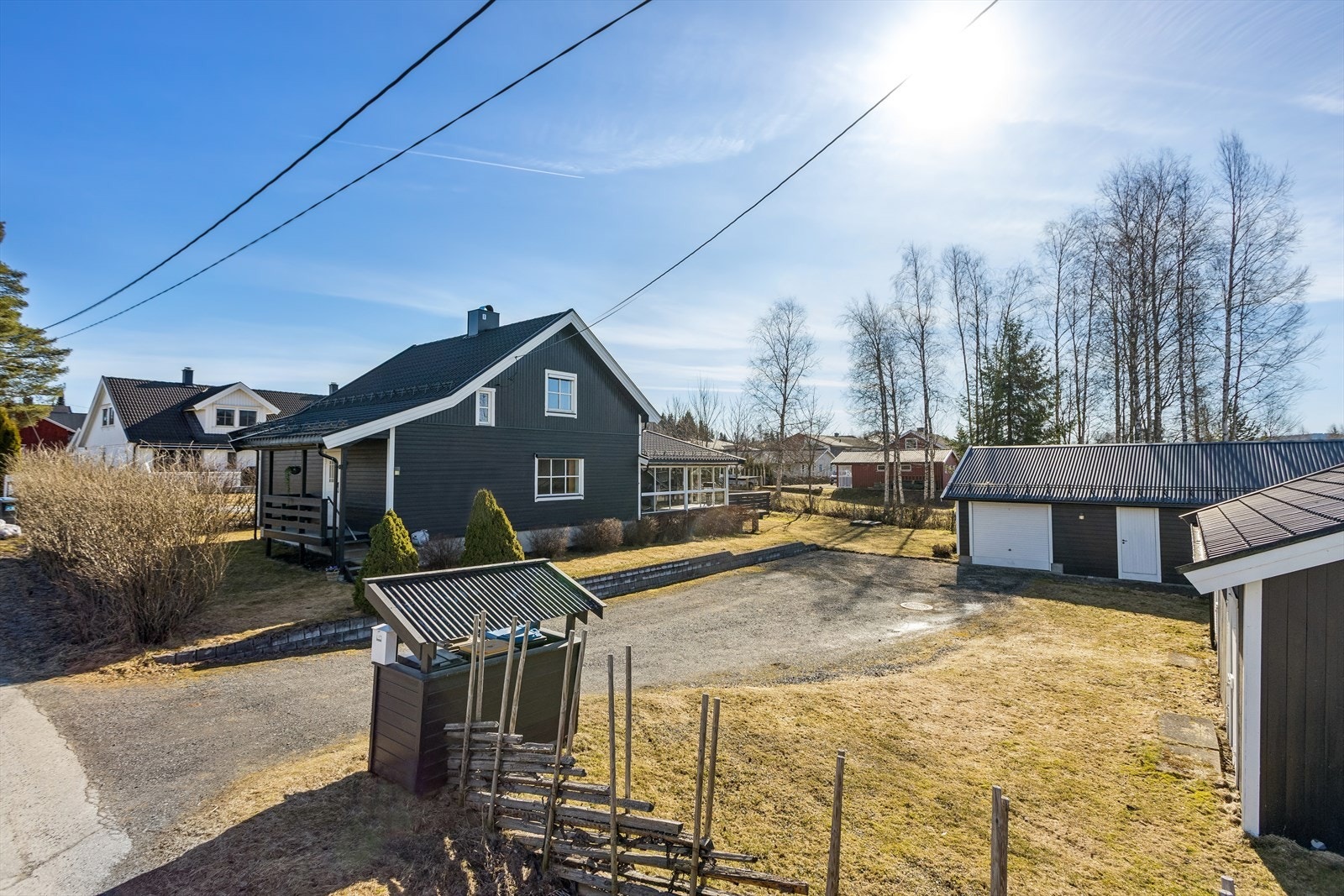 Innglasset veranda på 22 m² og en åpen, sydvendt terrasse på 27 m², forlenger utendørssesongen og gir rikelig med plass for sosialt samvær. Galleribilde