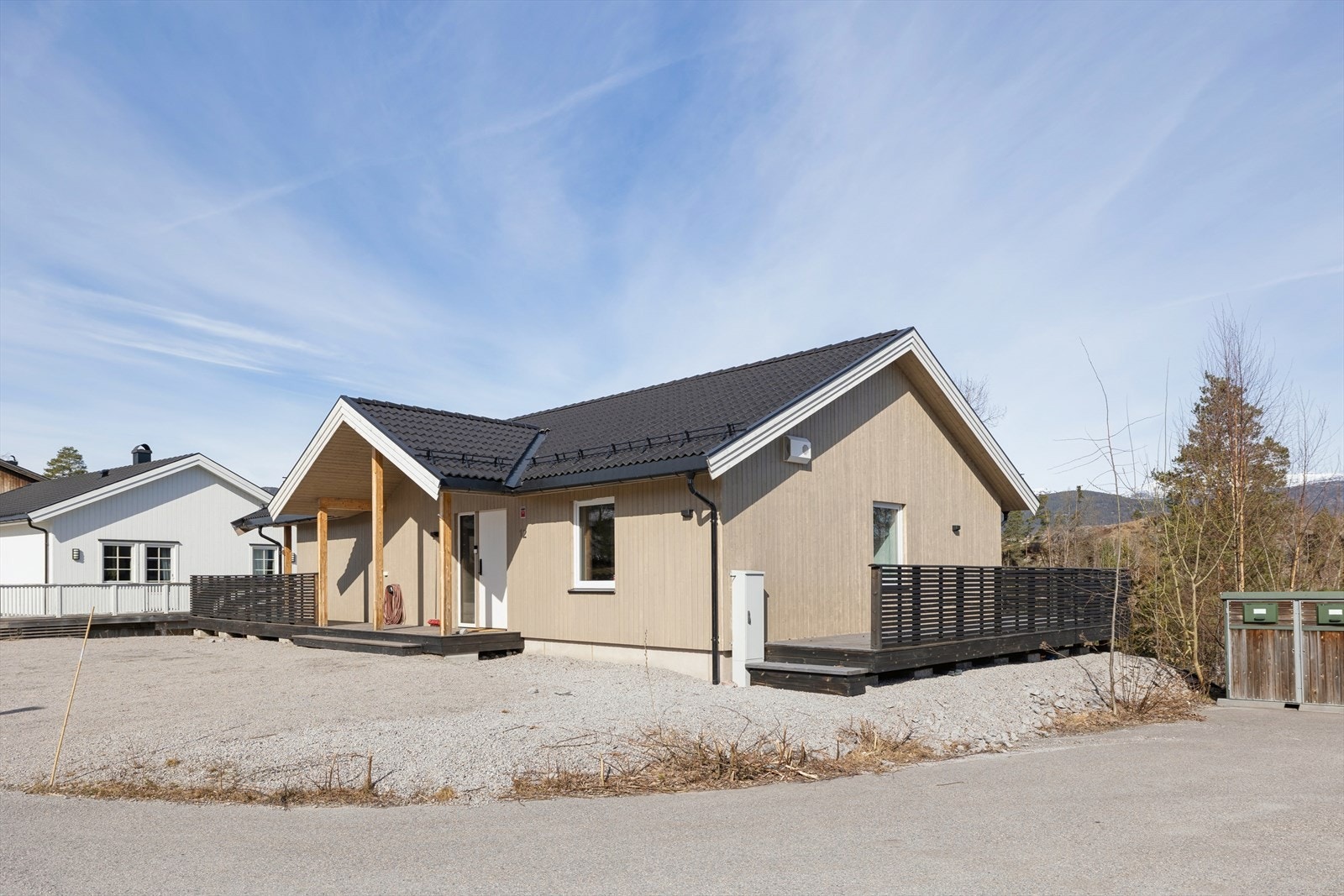 Her er det muligheter for å bygge 33,5kvm garasje / carport på tomten. Tilsvarer 1,5 garasje. Perfekt for en bil + sykkel/motorsykkel eller oppbevaring. Galleribilde