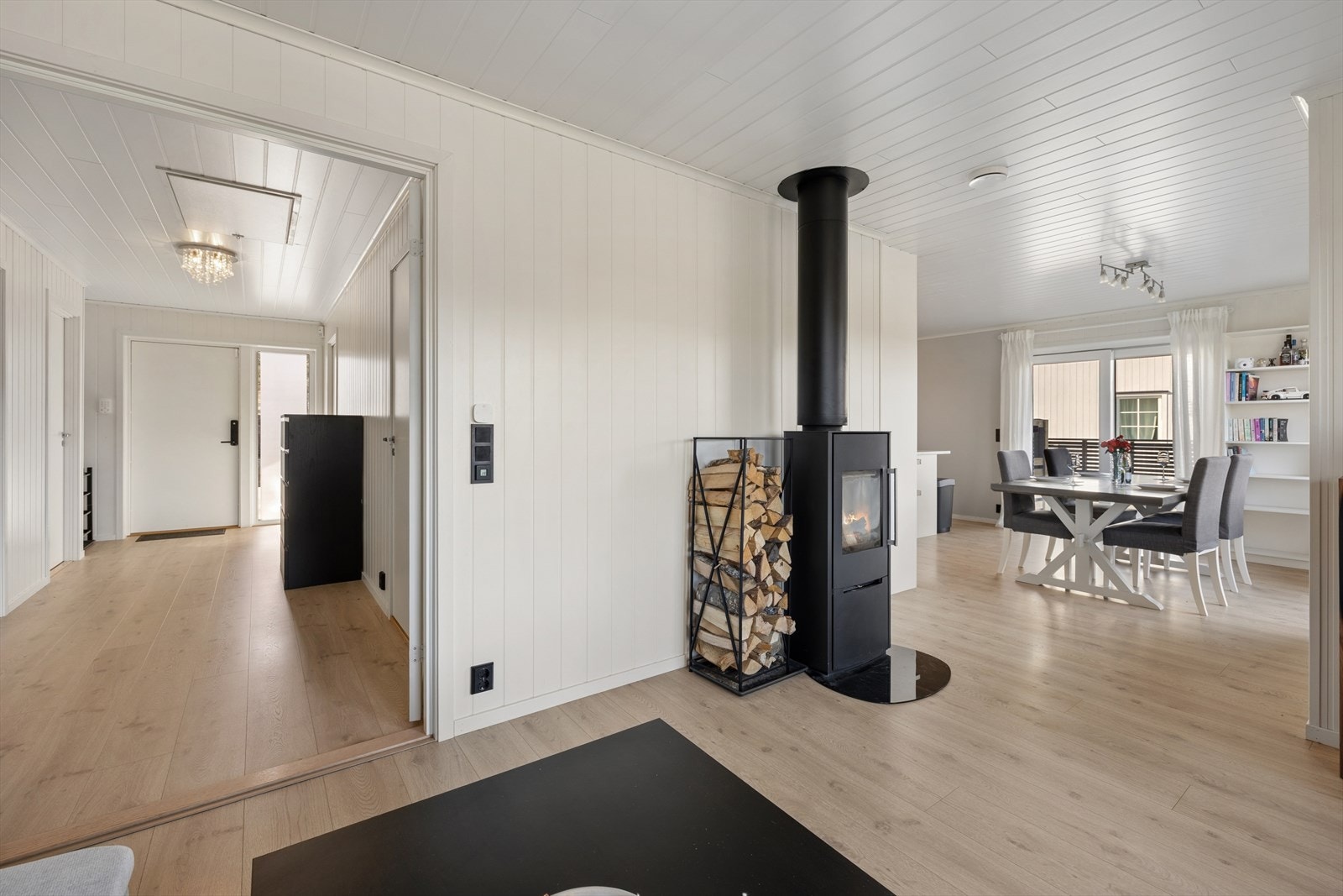 Velkommen inn til romslig entre med doble dører i glass til stuen. Galleribilde