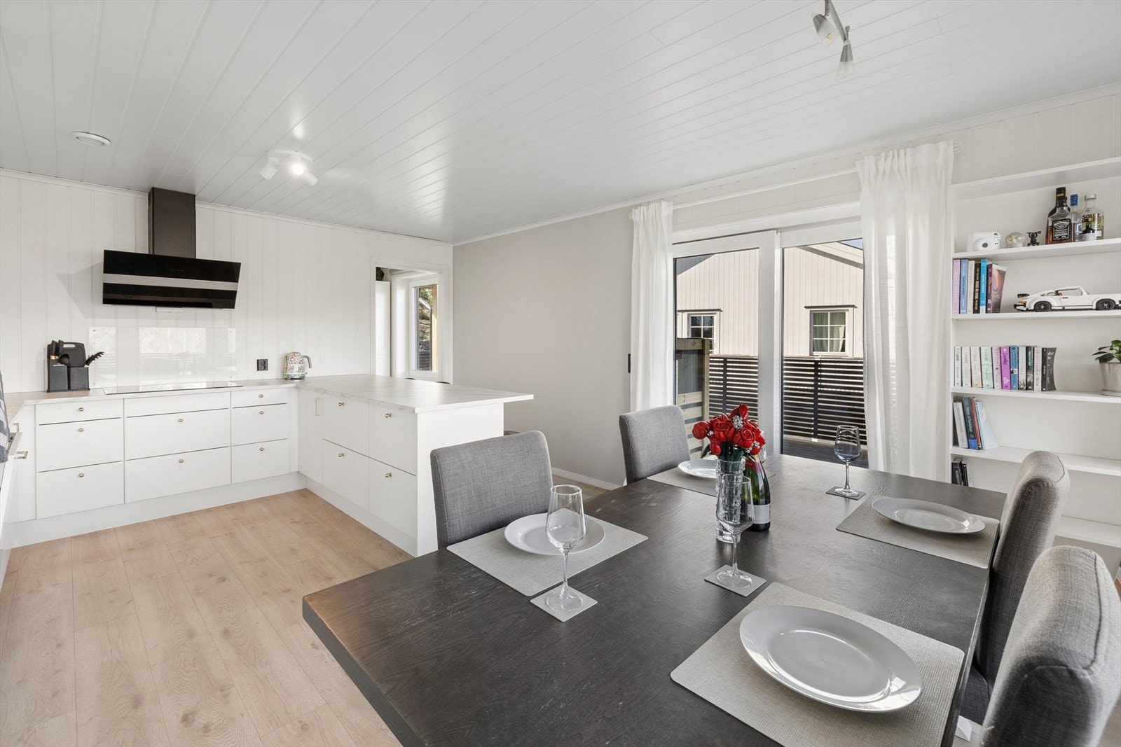 Åpen kjøkken spisestue løsning med dør til terrasse. Galleribilde