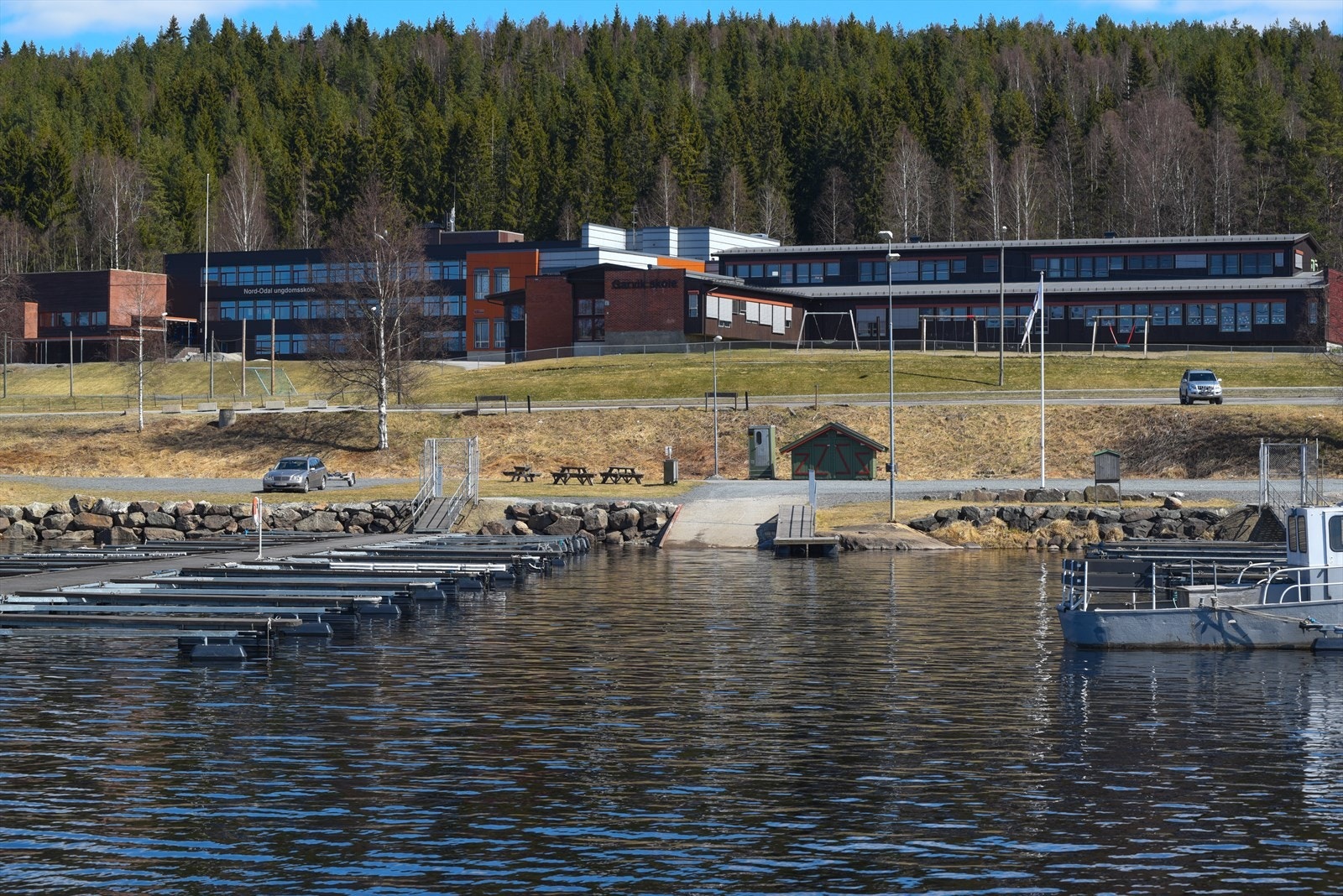 Mo barne- og ungdomsskole (1.-10.trinn) som ligger ca 1,1 km fra eiendommen. Her ligger også båthavna i Mo. Galleribilde