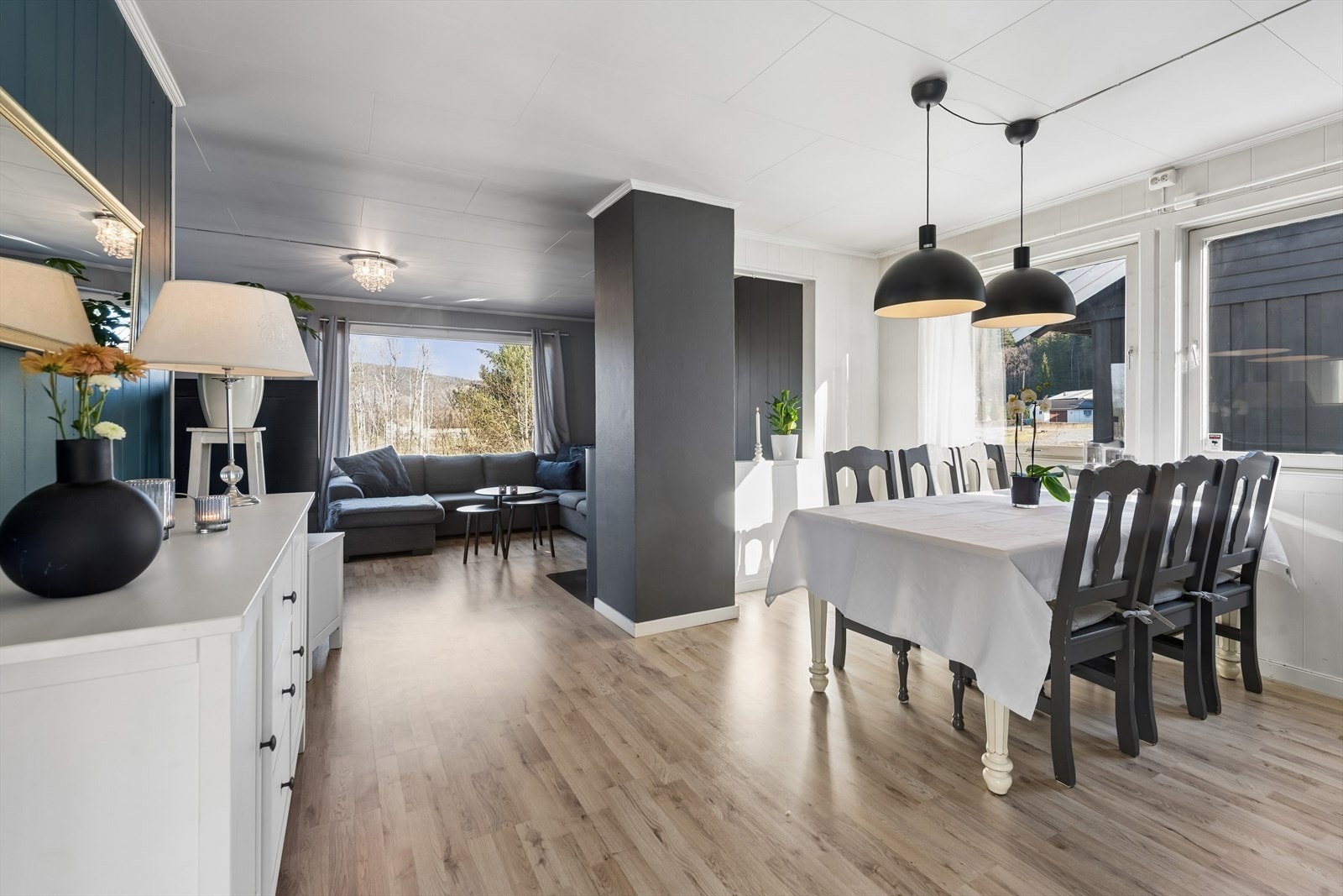 Stuen er todelt, med god plass til både spisestue og sofagruppe. Galleribilde