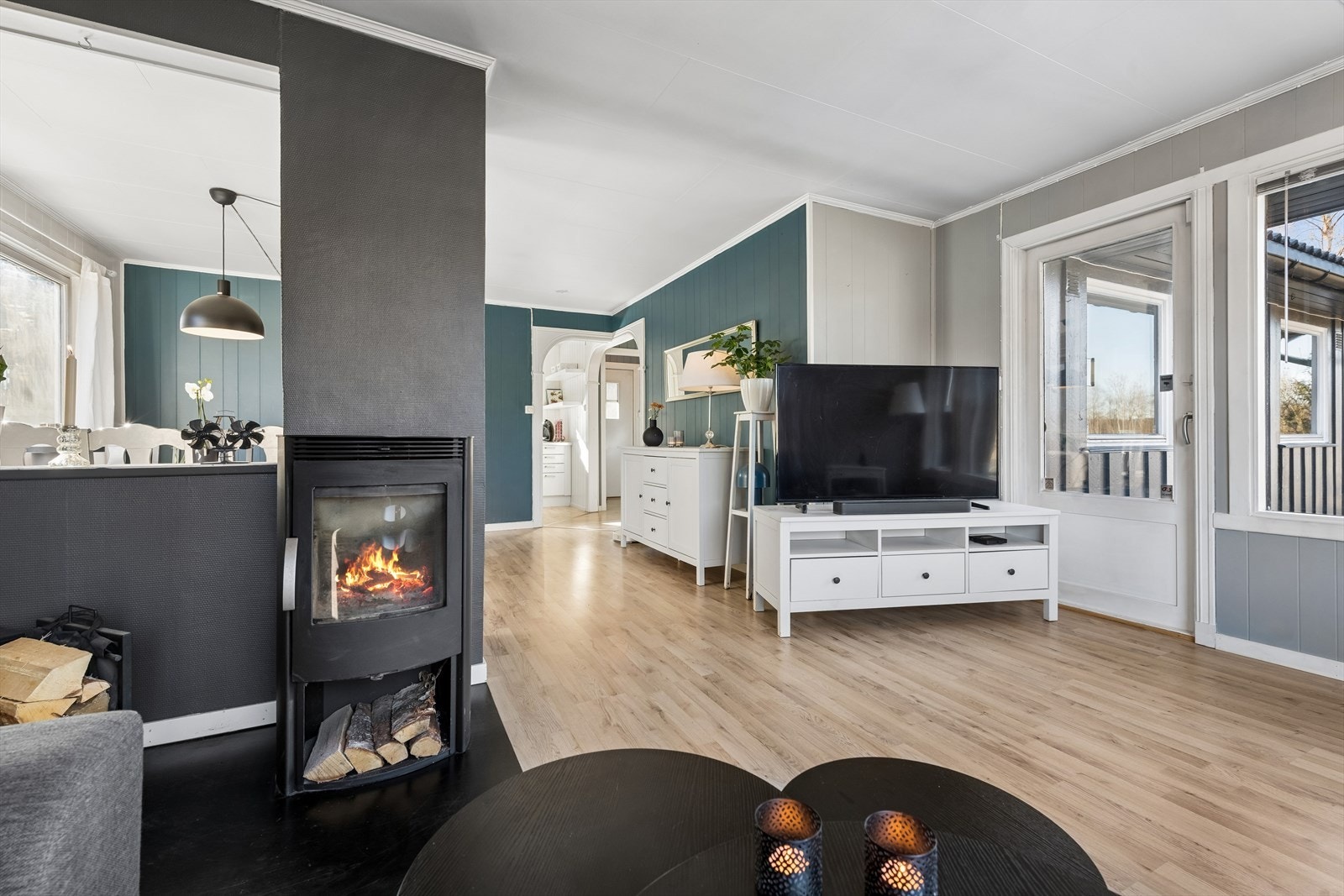 I tillegg er det en moderne peisovn som varmer godt på de kaldeste dagene. Galleribilde