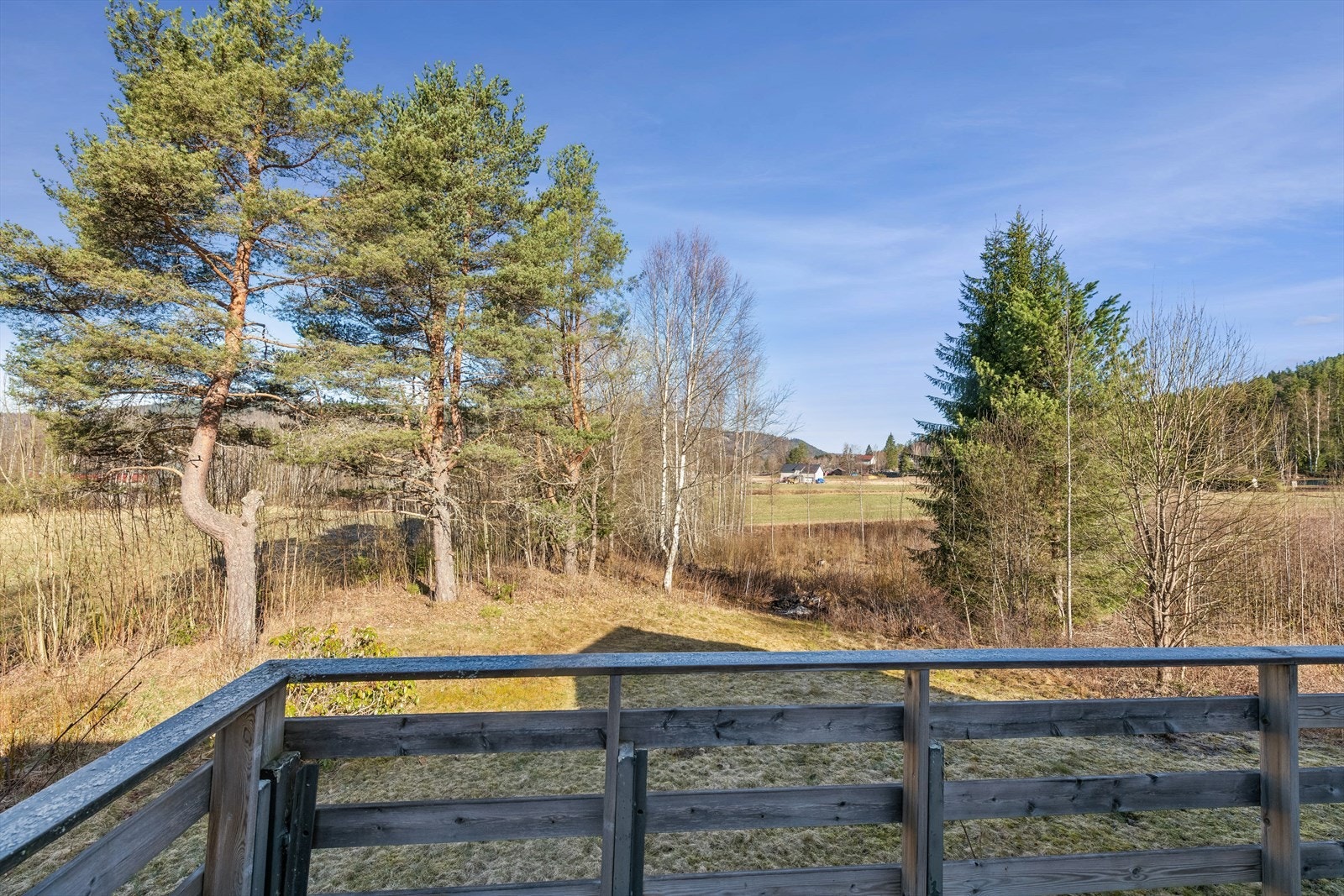Fra terrassen har man fint utsyn mot landskapet. Galleribilde