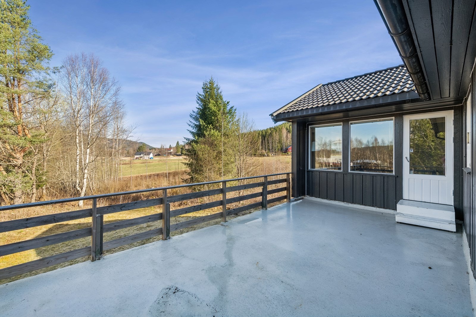 Utenfor stuen er en stor terrasse med gode solforhold. Galleribilde