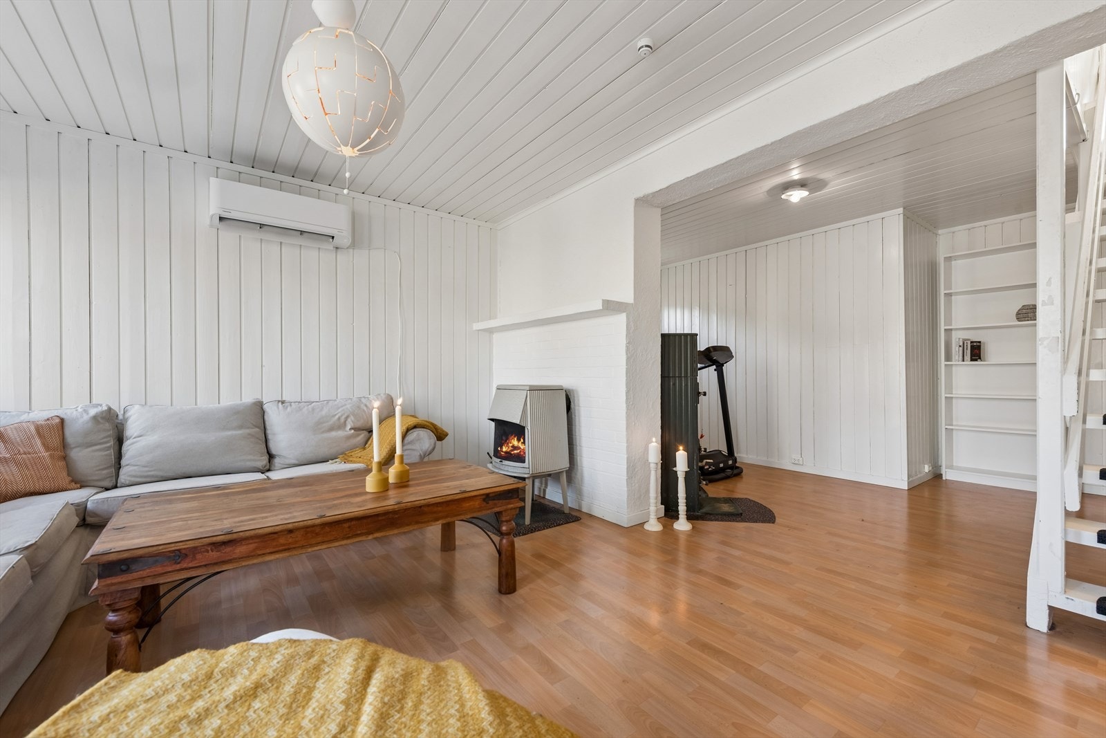 Romslig kjeller med kjellerstue, innredet rom, vaskerom og boder. Galleribilde