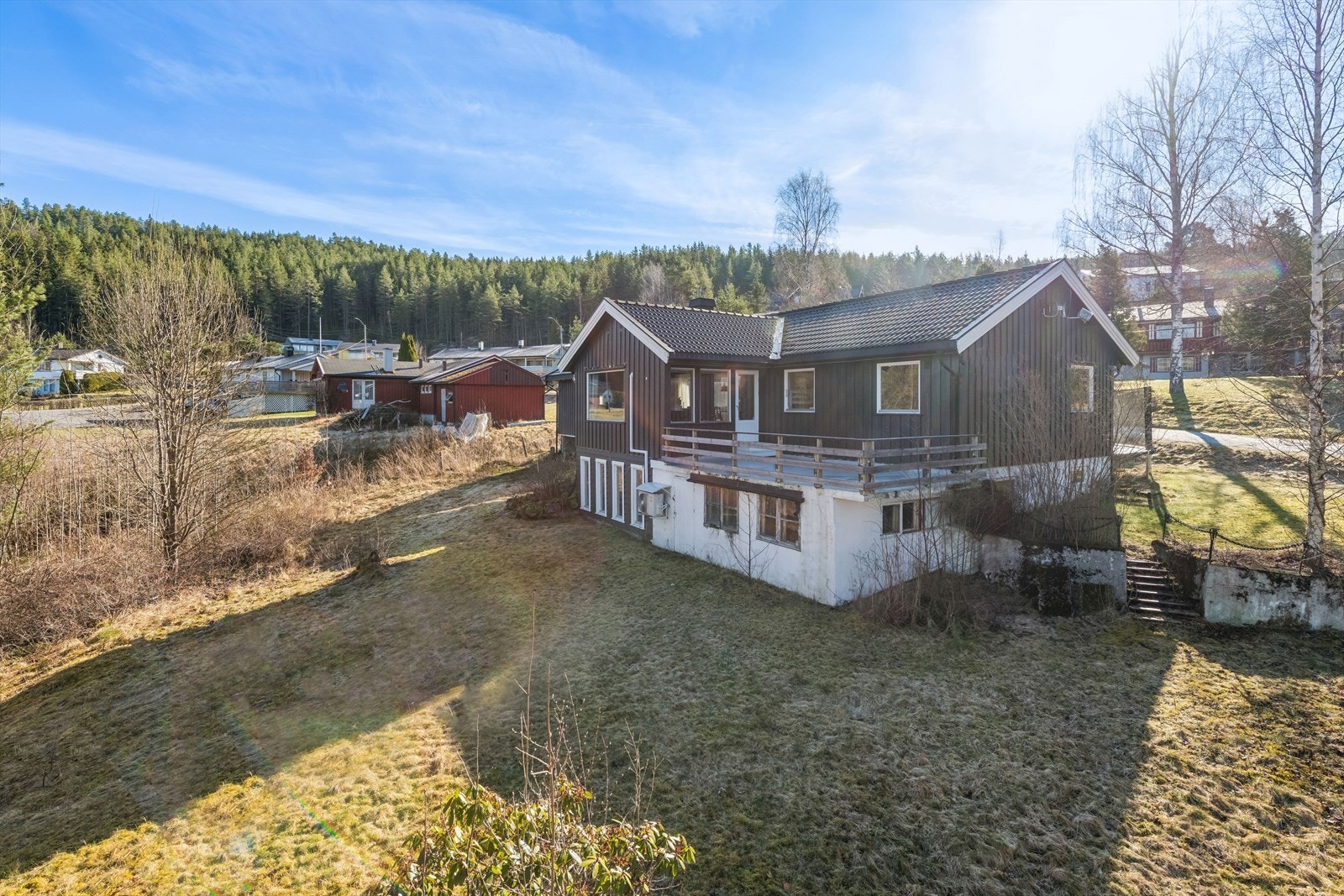 Koselig enebolig med med fin beliggenhet i utkanten av boligfelt. Galleribilde