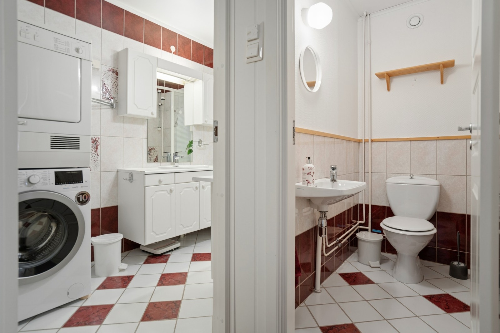 Bad og eget toalett rom Galleribilde