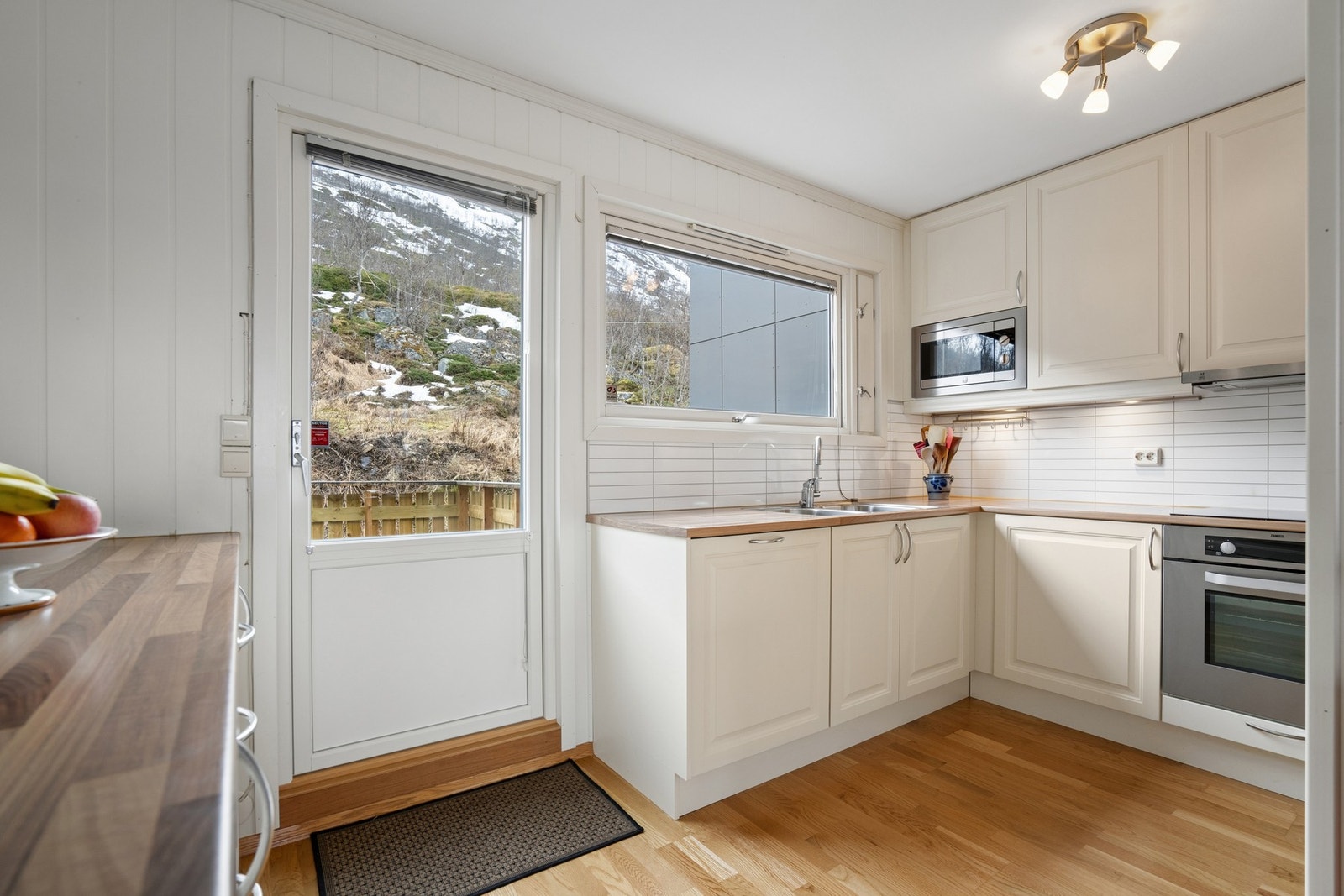 På kjøkkenet er det utgang til verandaen på baksiden. Galleribilde