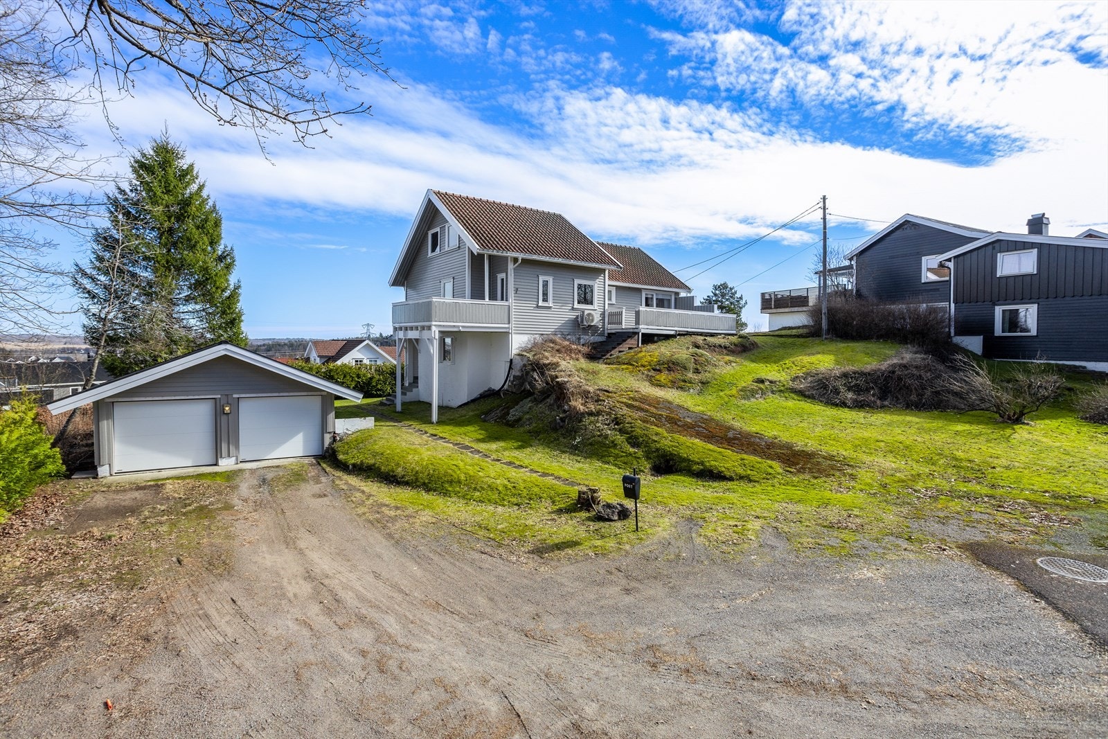 Gårdsplassen er romslig og stor Galleribilde