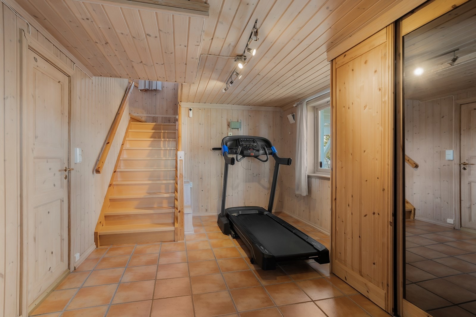 Hall i kjeller med trapp til 1. etg. Galleribilde