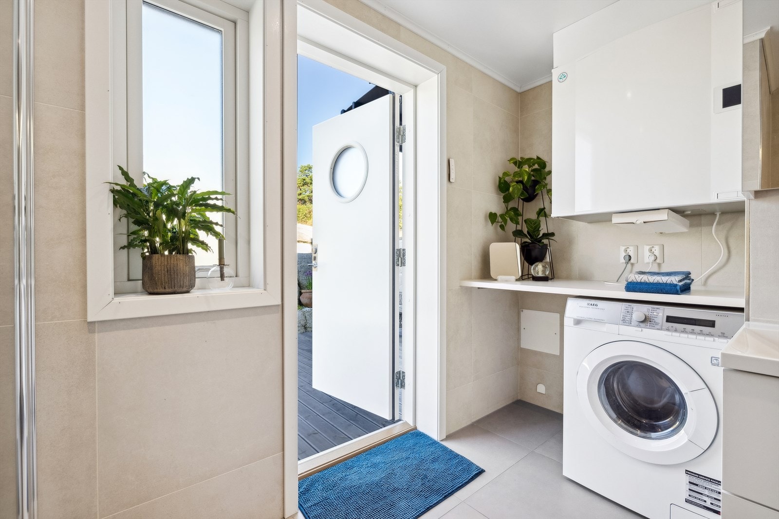 Fra badet er det en egen utgang til uteområdet - en praktisk detalj i hverdagen. Galleribilde
