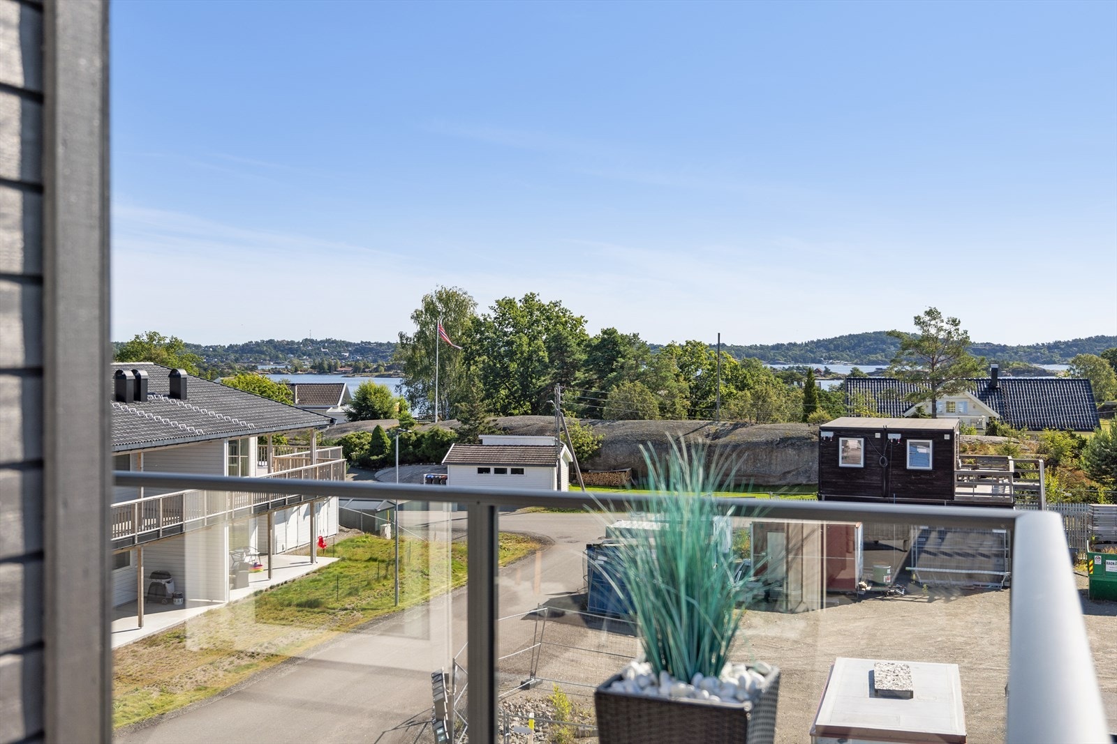 Det er sykkelavstand til Granholmen badestrand med yrende liv om sommeren. Galleribilde
