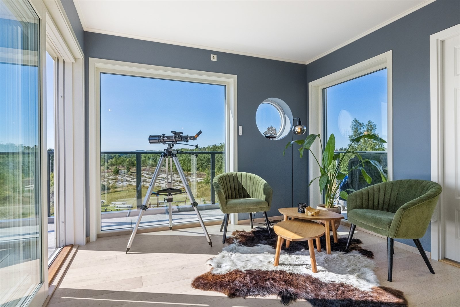 Også her er det utgang til en privat takterrasse med flott utsikt over omgivelsene. Galleribilde