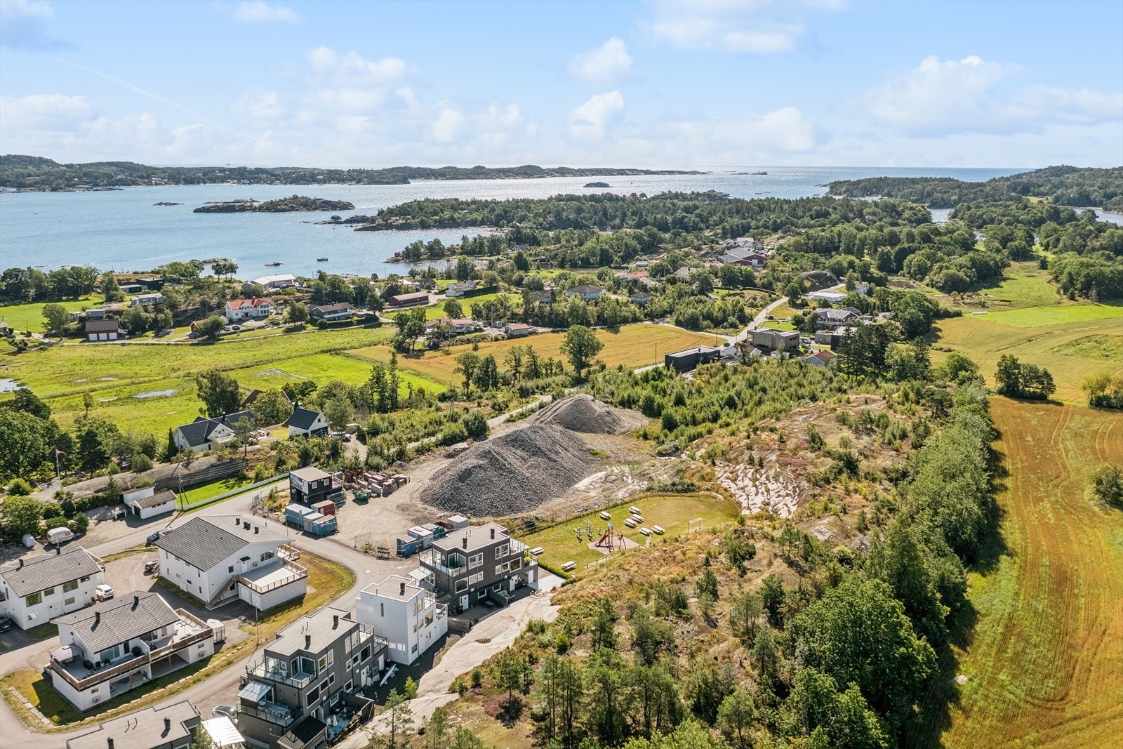 Eiendommen ligger i et naturskjønt område med spredt boligbebyggelse og nærhet til sjøen. Galleribilde