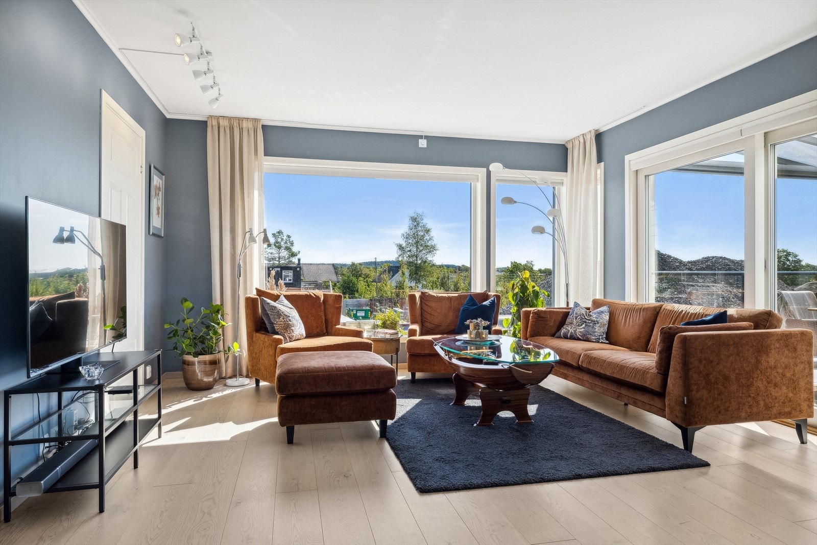 Hovedstuen i andre etasje har store vindusflater som slipper inn rikelig med lys og gir utsikt mot naturomgivelsene. Galleribilde