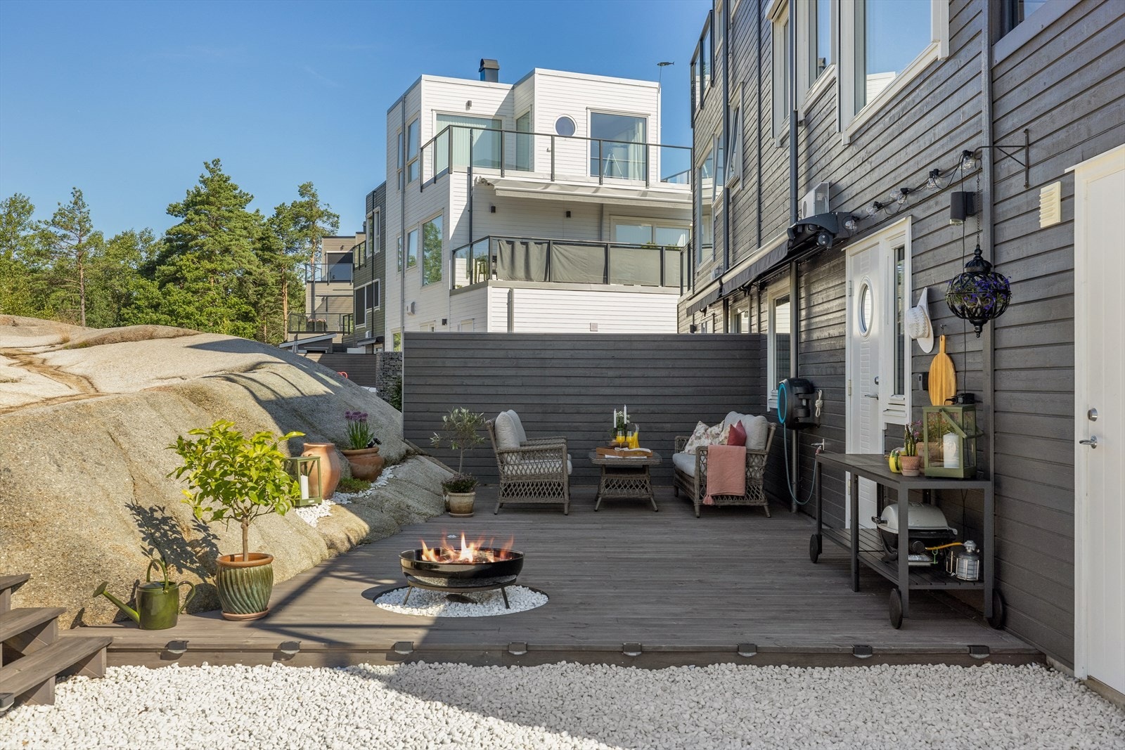 Uteområdet glir naturlig over i det omkringliggende landskapet. Galleribilde
