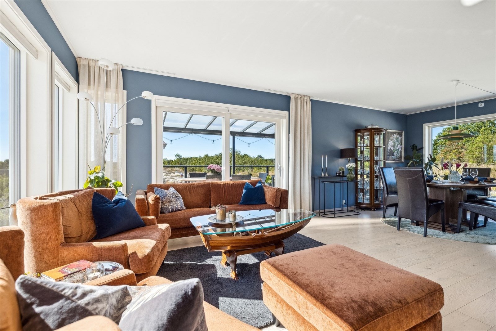 Fra stuen er det direkte utgang til takterrassen på 21 m². Galleribilde