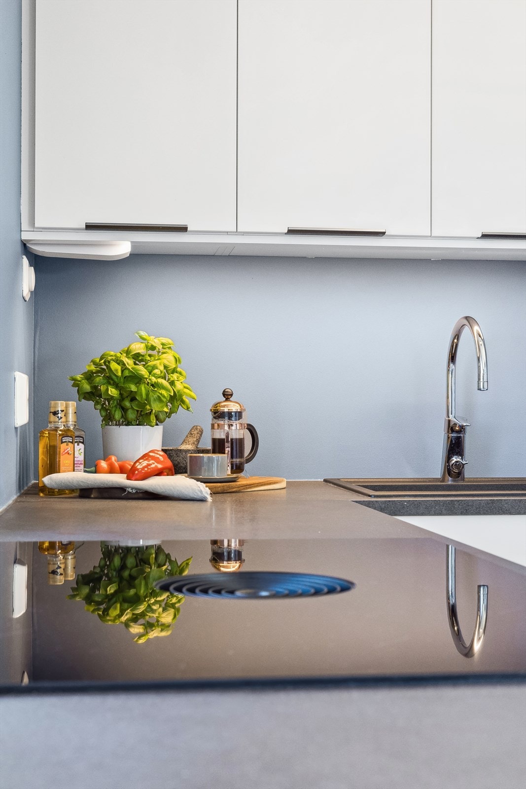Platetoppen har en smart, integrert ventilator med kullfilter. Galleribilde