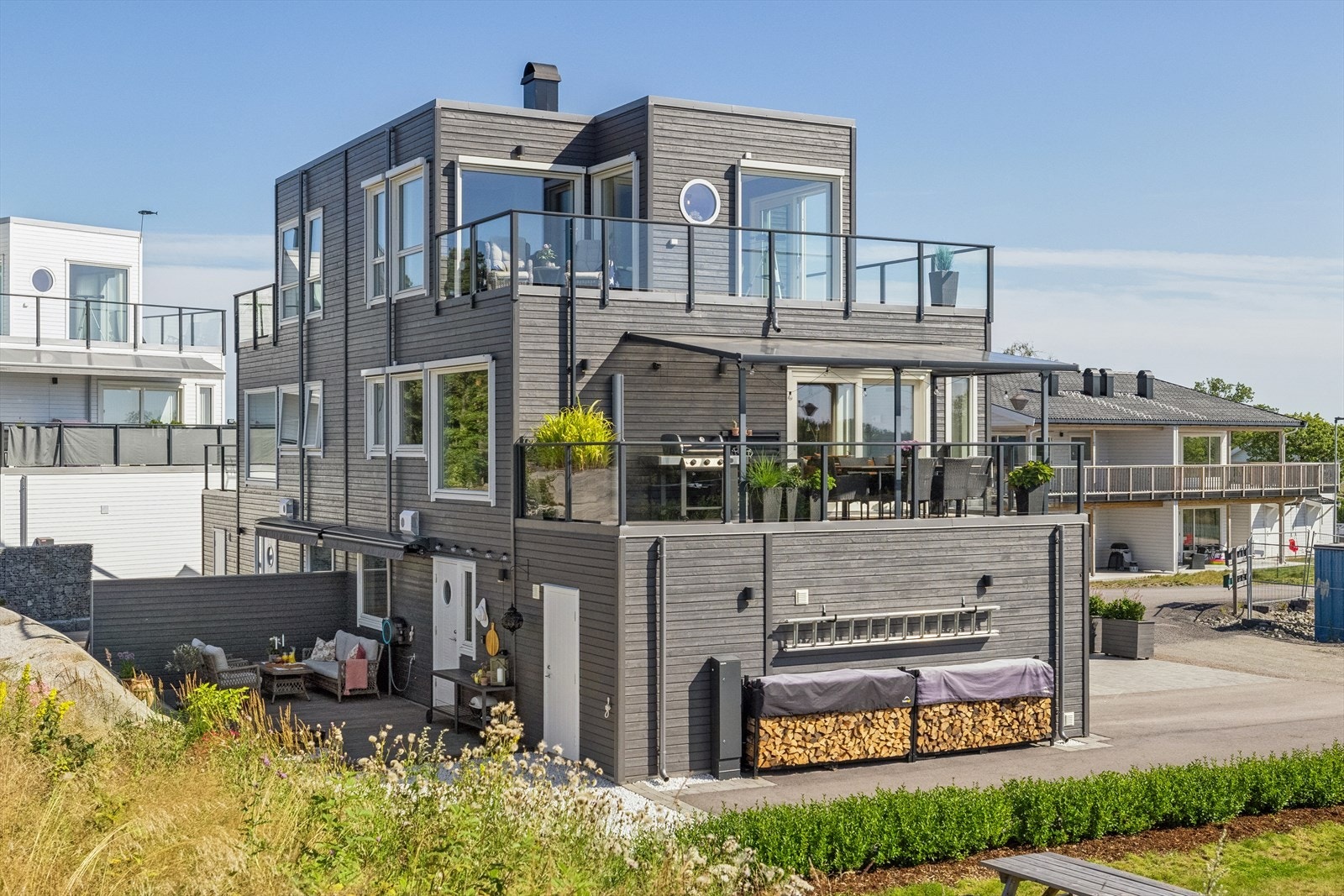 Boligens moderne arkitektur med flatt tak og store vindusflater kommer godt frem. Galleribilde