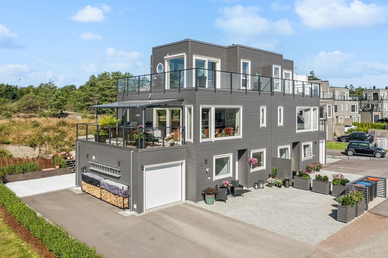 Velkommen til Berganskauen 21. En moderne og innholdsrik tomannsbolig fra 2021, beliggende i et barnevennlig område med landlig idyll. Galleribilde