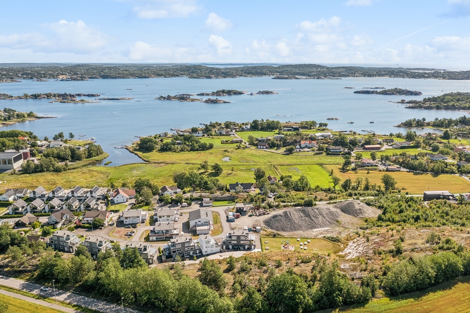 For den friluftsinteresserte er det uante muligheter med kyststi, turområder og kort vei til holmer og skjær med båt. Galleribilde