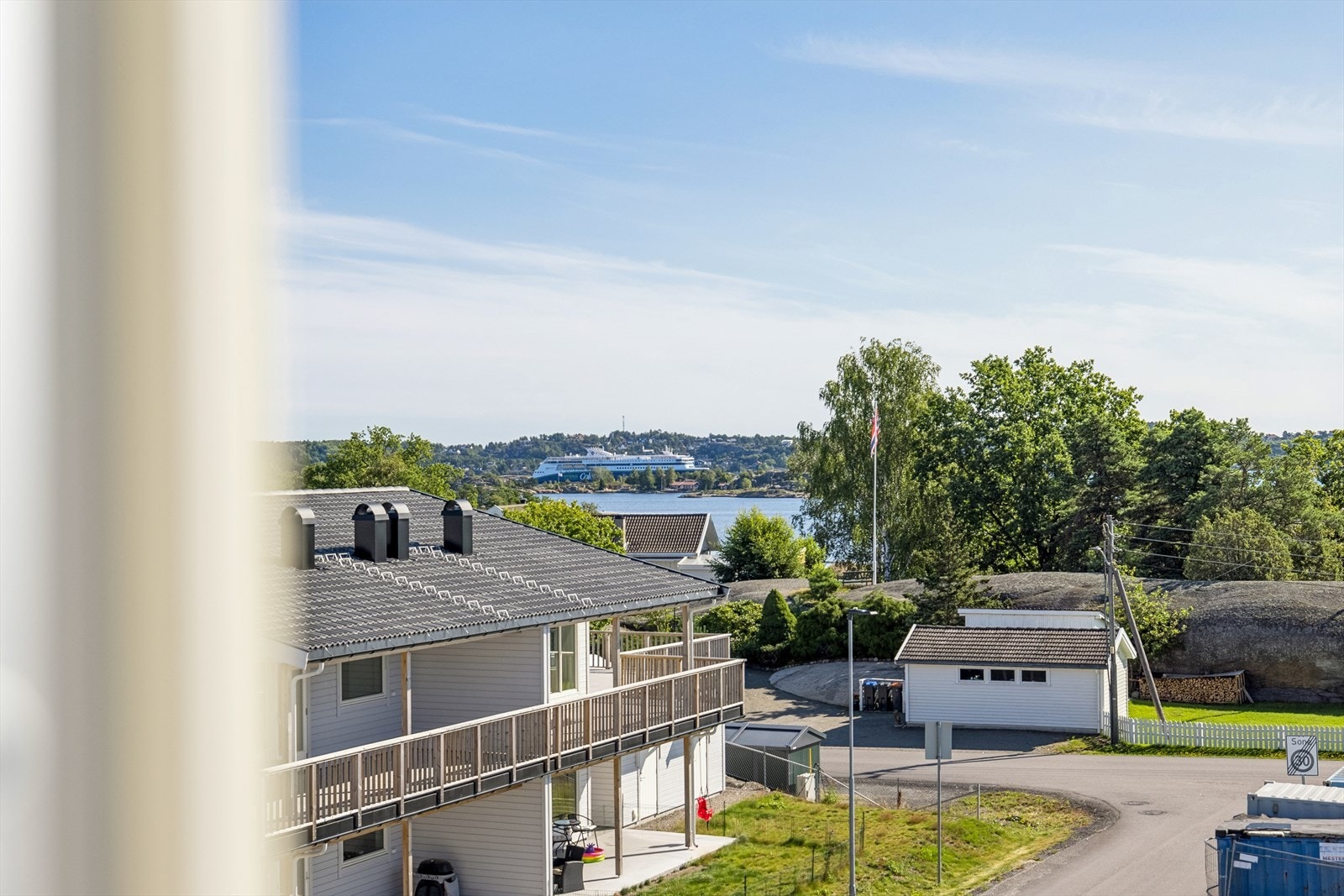 Fra boligen har man glimt av sjøen. Galleribilde