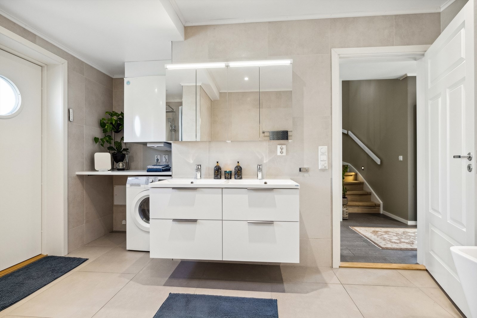 Badet fungerer også som vaskerom, med praktisk opplegg for vaskemaskin. Galleribilde
