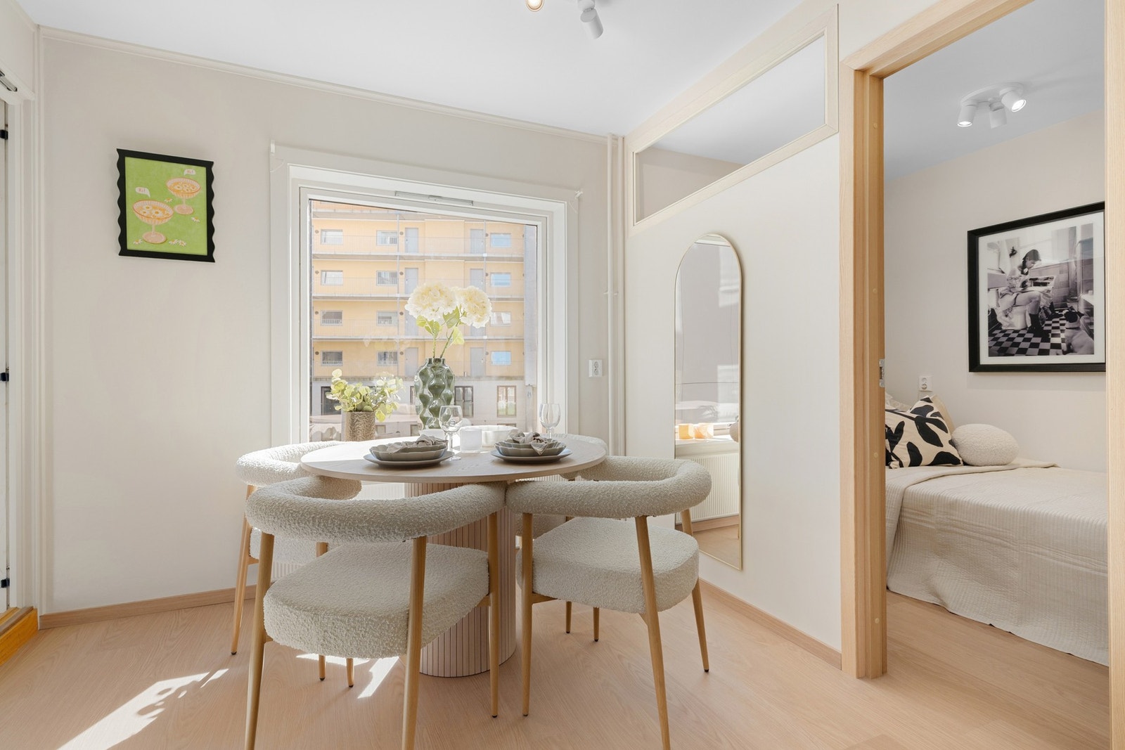 Den store vindusflaten mot sydøst slipper inn rikelig med naturlig lys. Vinduet har isolerglass produsert i 2025. Galleribilde