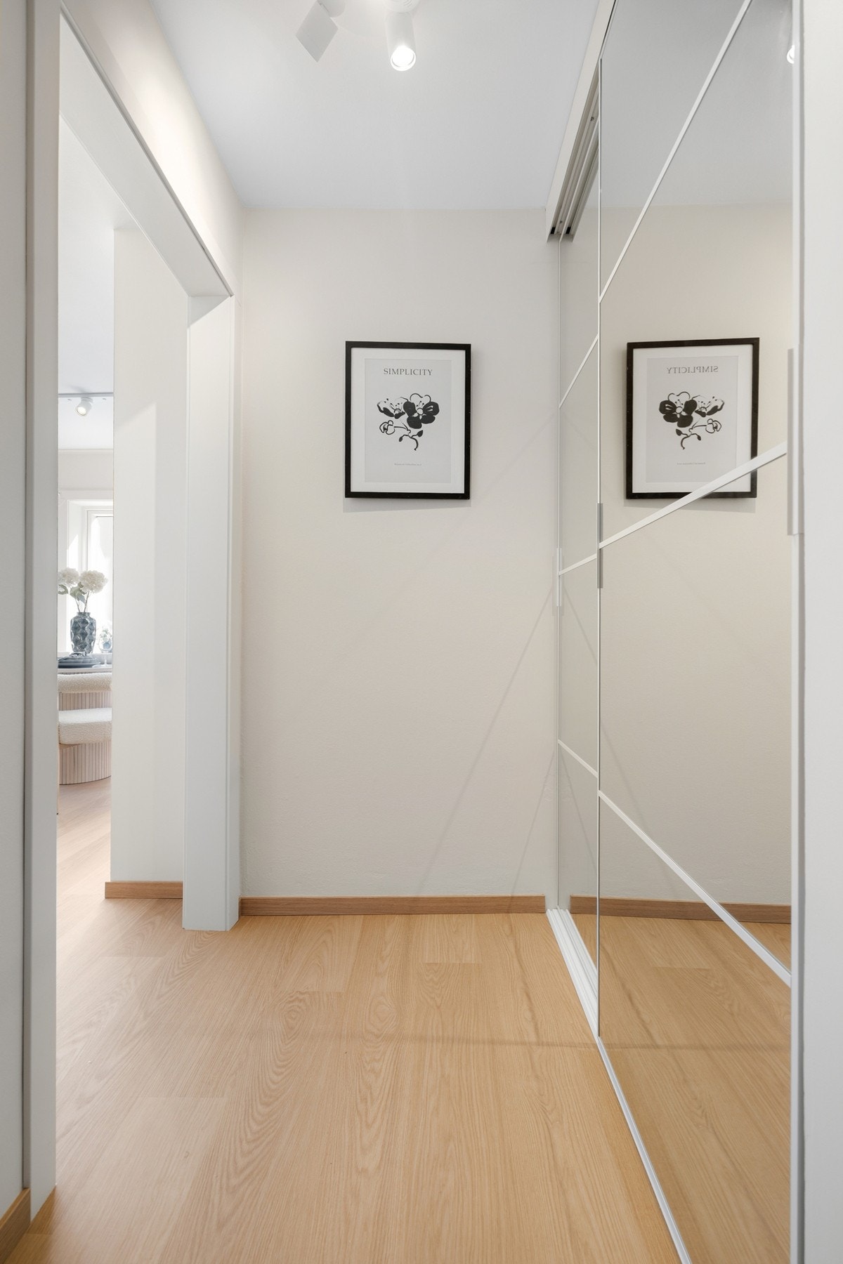 I entréen har du god oppbevaringsplass i stor plassbygget skyvedørsgarderobe med speildører. Galleribilde