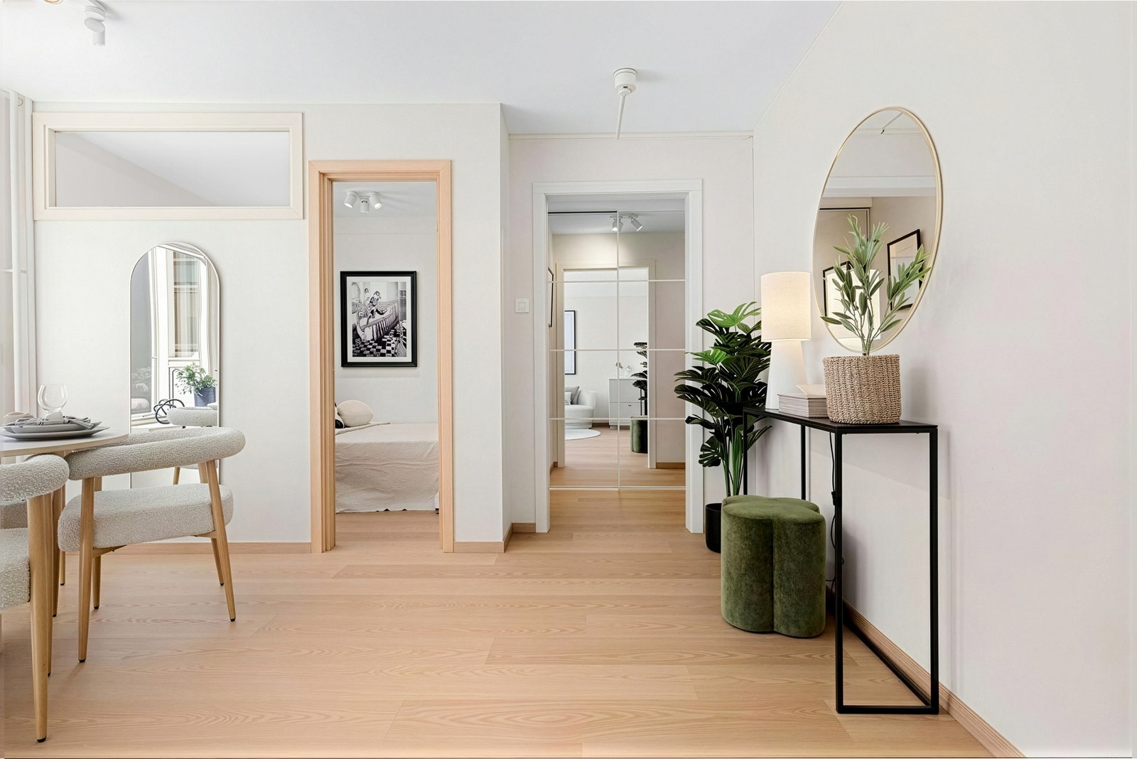 Leiligheten holdes god og lun med fjernvarme til radiatorer. Både oppvarming med fjernvarme, varmtvann og TV/bredbånd fra Telia er inkludert i felleskostnadene. Galleribilde