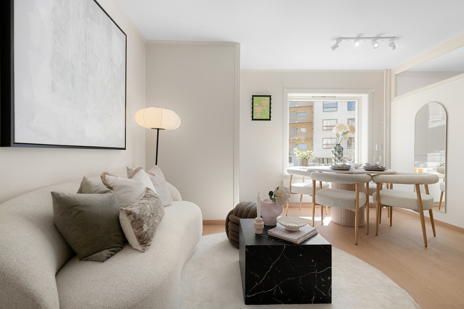 Stuen er enkel å møblere med både sofa med salongbord og et spisebord. Galleribilde