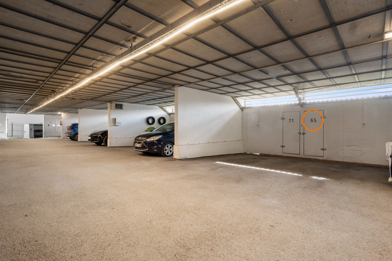 Garasjeplass med bod i bakkant Galleribilde