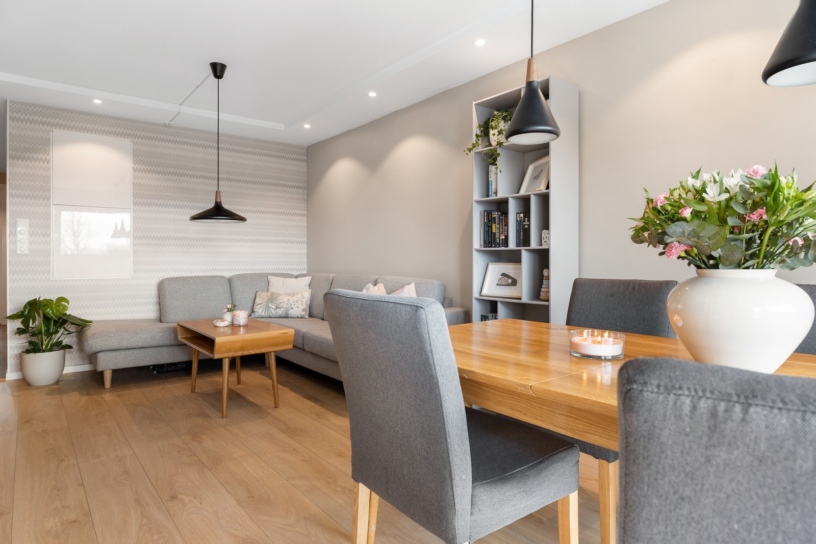 God plass til spisebord og sofalounge Galleribilde