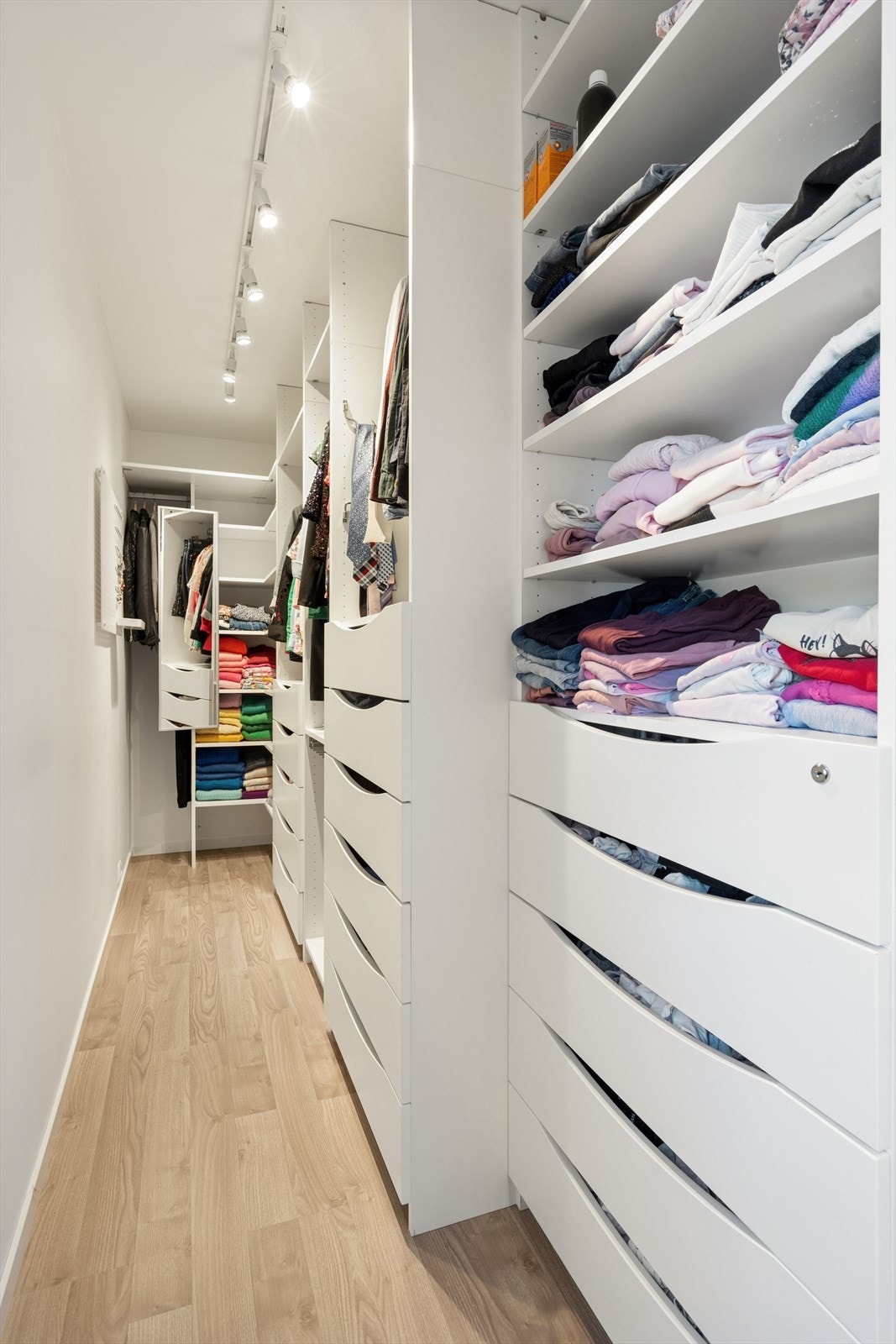 Romslig walk-in garderobe Galleribilde