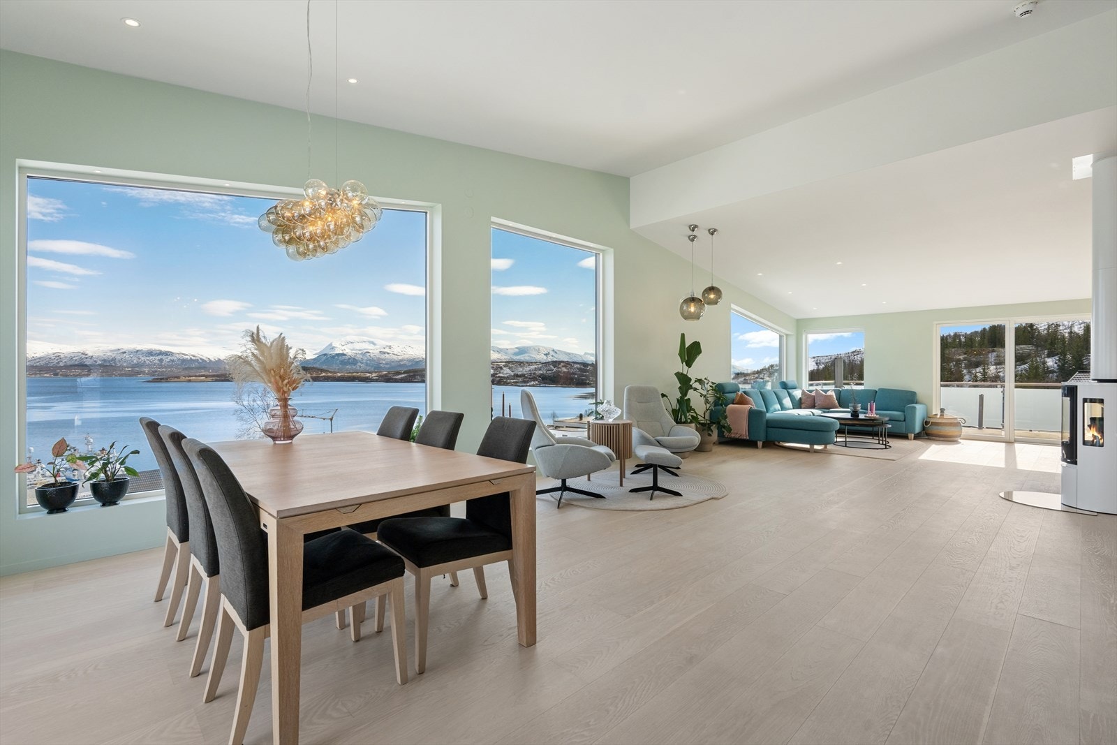 Dette er en innholdsrik enebolig over tre plan fra 2019. Galleribilde