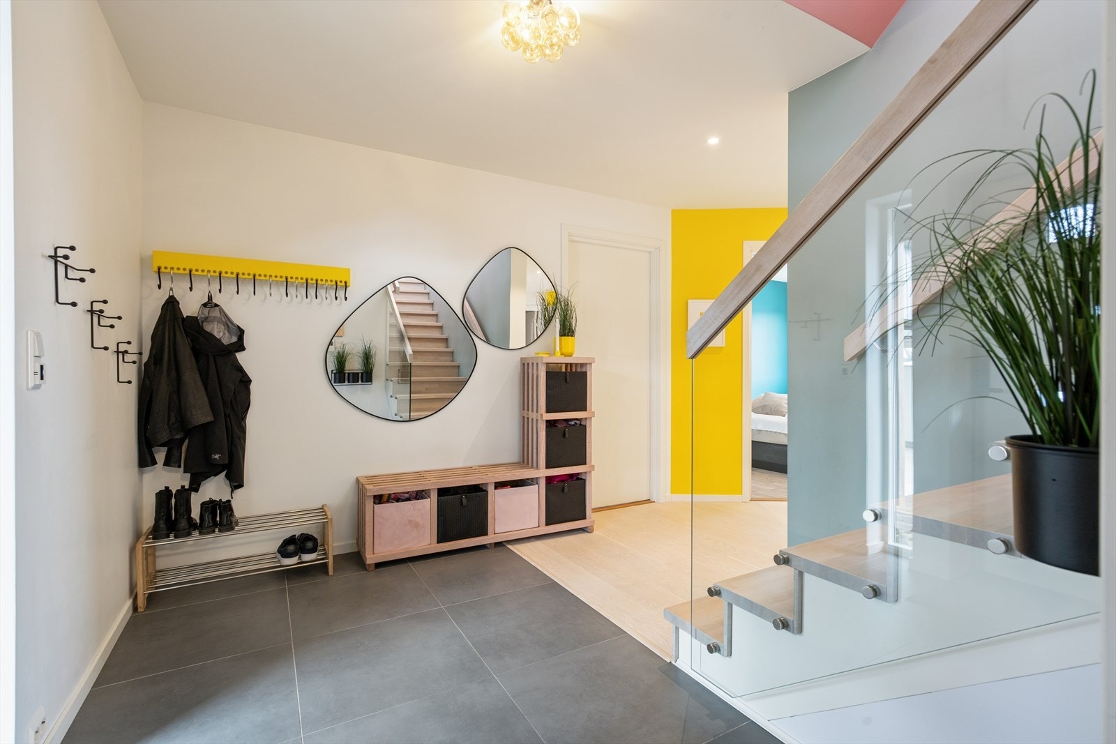 En romslig hall med plass til garderobeløsning for yttertøy og sko. Galleribilde