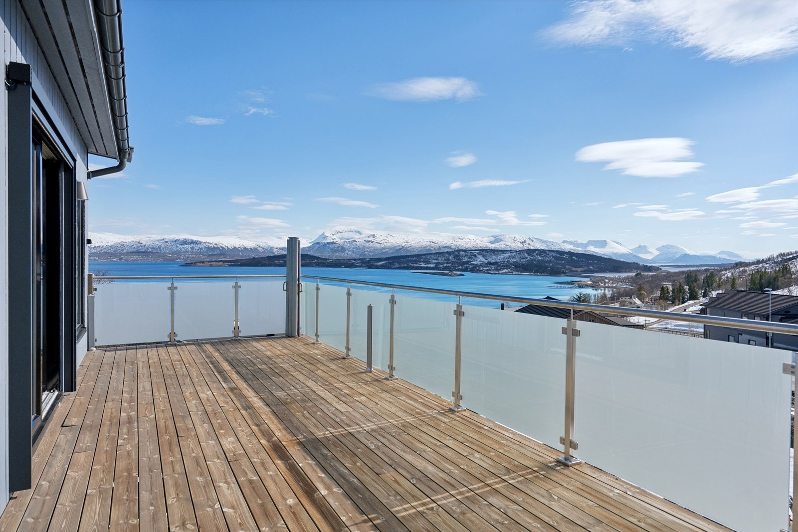 Terrassen strekker seg langs to sider av huset. Galleribilde