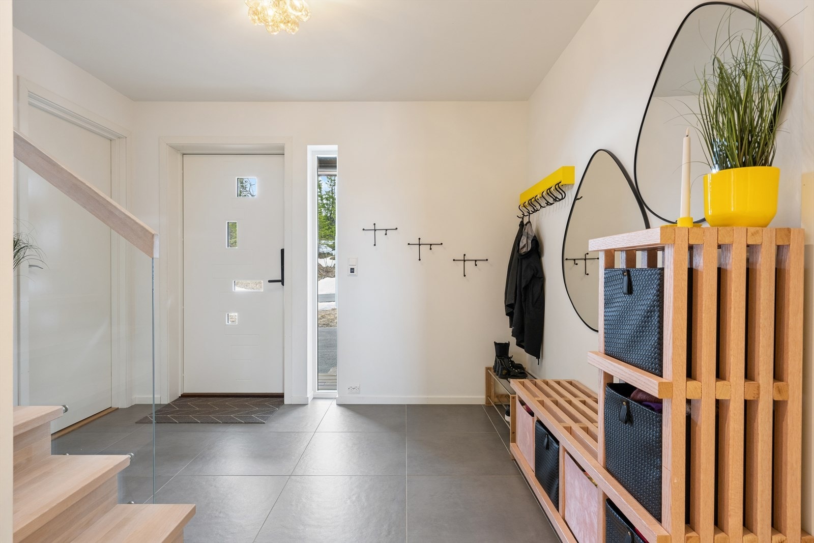 Det er fliser på gulvet med elektriske varmekabler i hallen. Galleribilde