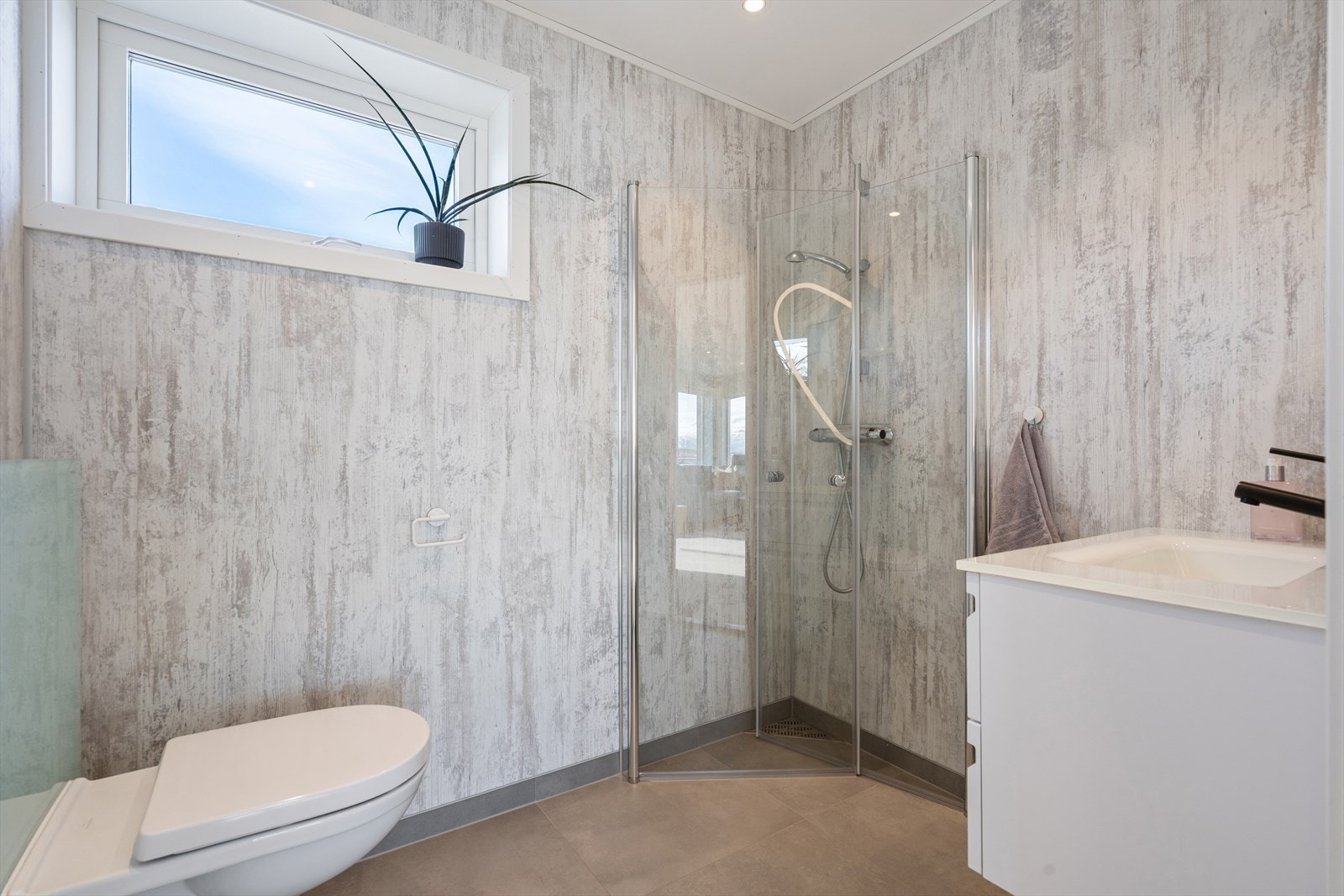 Det er to baderom i boligens hoveddel. Badet i andre etasje består av servant, vegghengt speil med lys, vegghengt toalett og dusjhjørne med glassdører. Galleribilde